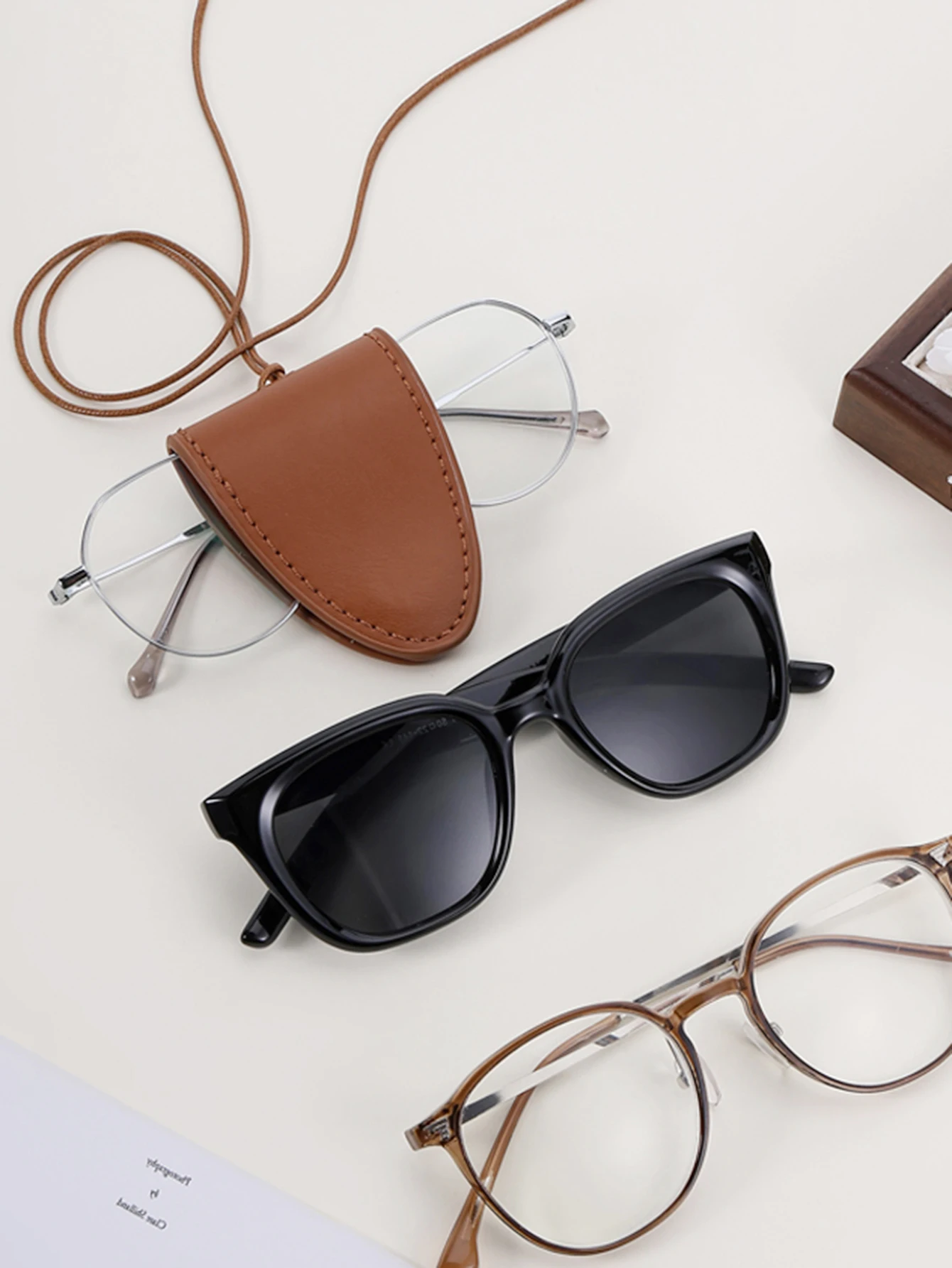 Tragbarer Reise-Brillen-Aufbewahrungsbeutel Minimalistischer Einfarbiger Magnetischer Sonnenbrillen-Brillenclip Anhänger-Accessoires für Männer und Frauen – Detail 2