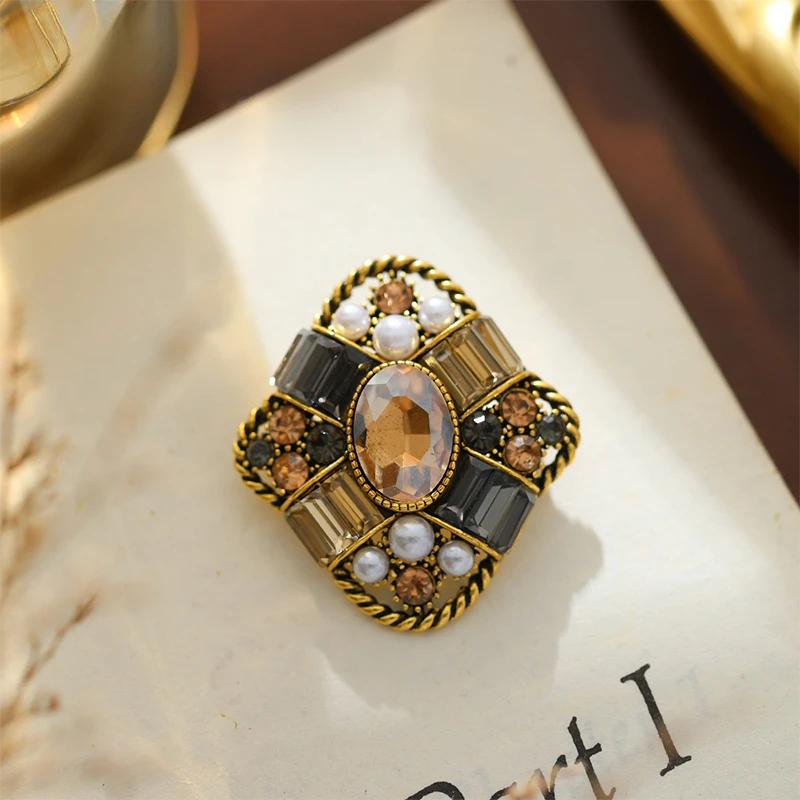 Vintage Baroque Style Rhinestone Pearl Brooches for Women Men Color Crystal Lapel Pins Clothing Accessories Jewelry