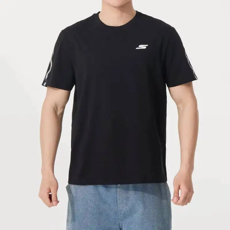 

Мужская простая, удобная и дышащая спортивная футболка Skechers с круглым вырезом и короткими рукавами, модель P225M270. Новейшая модель.