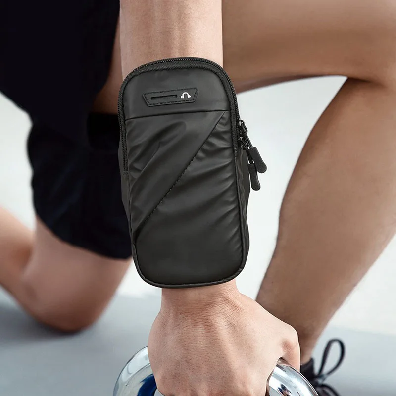 Lightweight Portable Running Armband with Anti-Slip Strap Easy-Access Zipper and Breathable Backing for Outdoor Activities