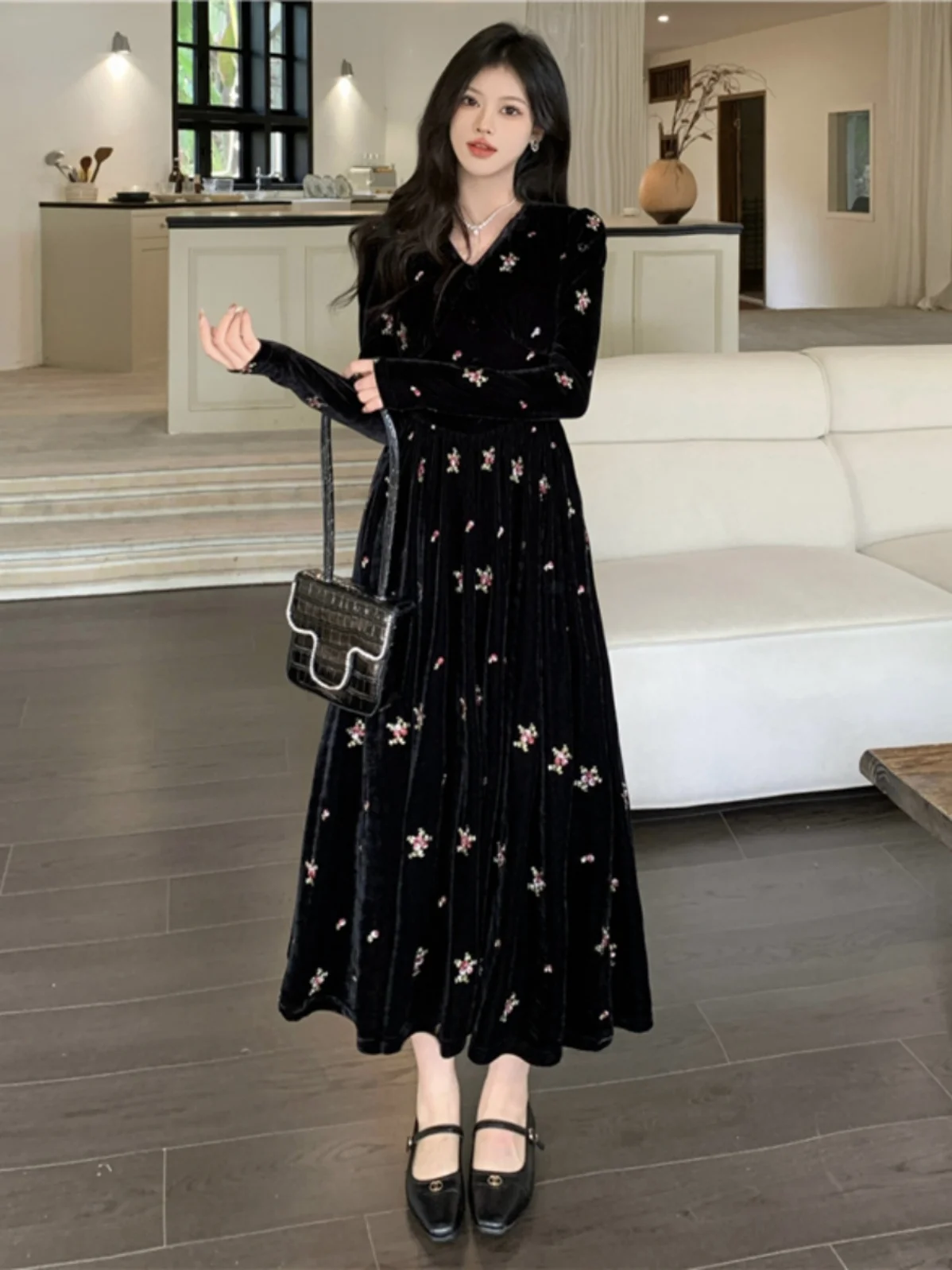 Large Women\'s French Vintage Elegant V-Neck Fragmented Flower Long Dress Female Slim Fit Black Velvet Embroidered Dresses