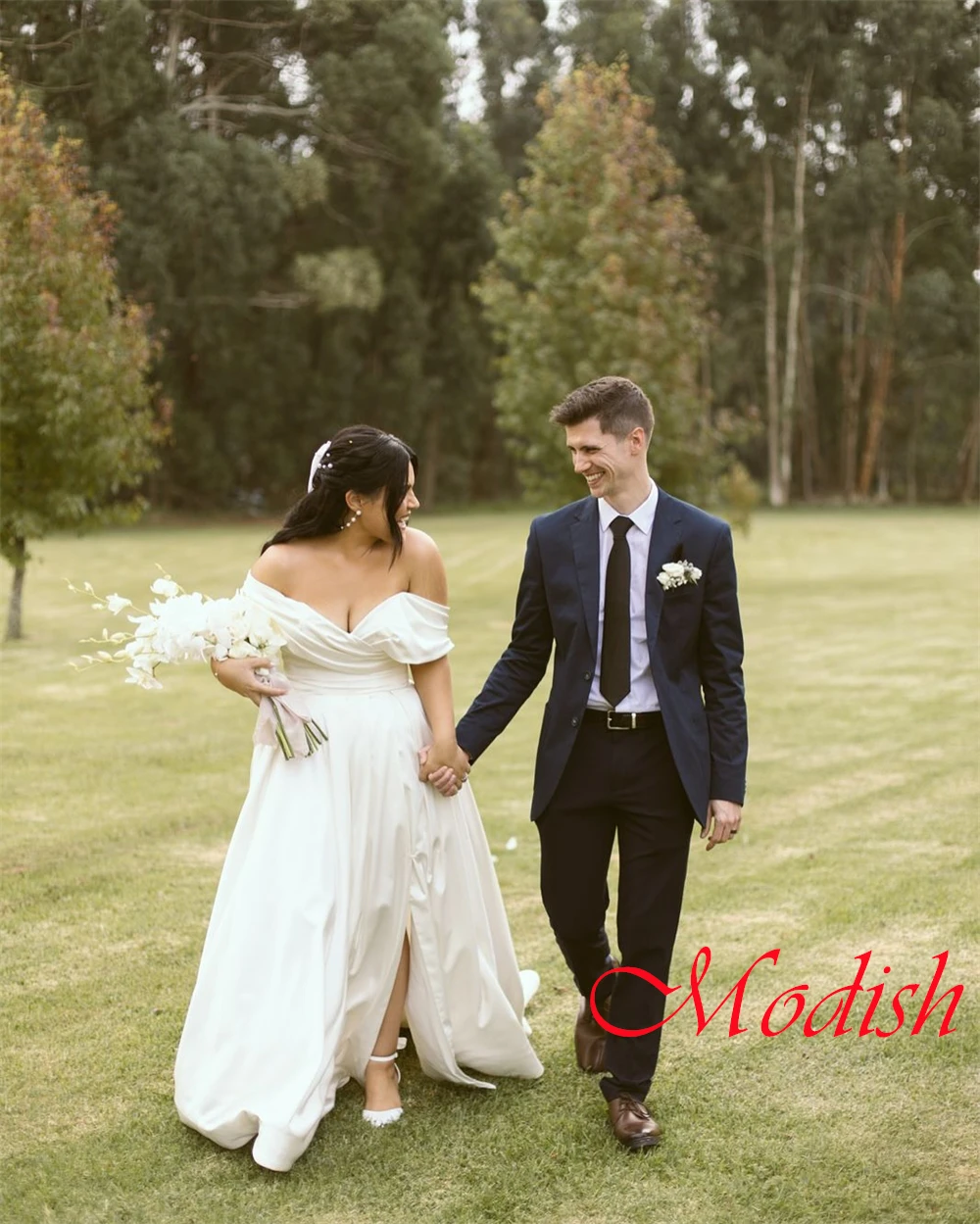 사용자 정의 절묘한 흰색 새틴 신부 가운 간단한 Strapless 오프 어깨 짧은 소매 웨딩 드레스 채플 트레인 드레스