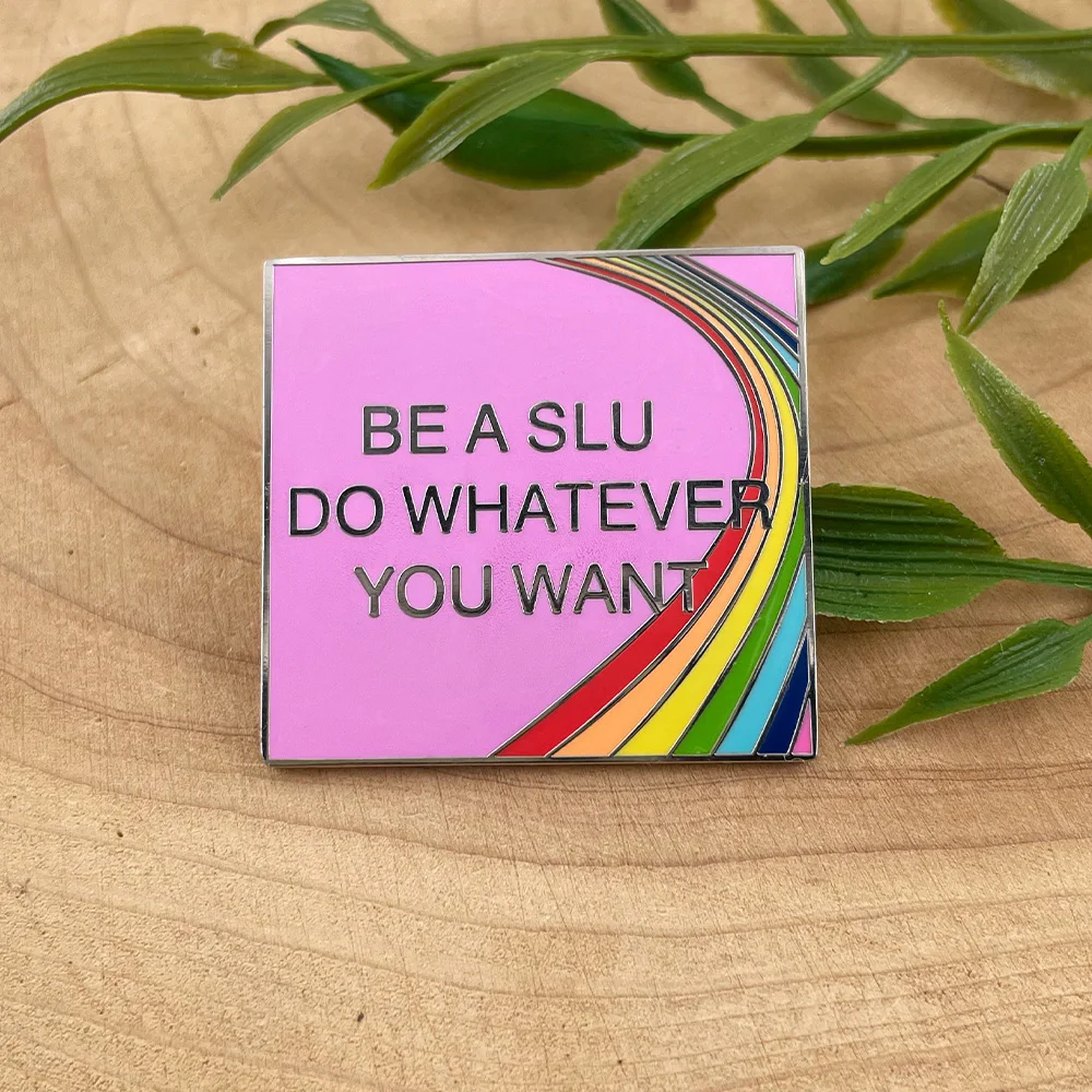 كن امرأة سيئة تفعل ما تريده شارة جرافيك مضحكة العصرية فتاة جامعية الفكاهة نمط الشارع بروش لطيف