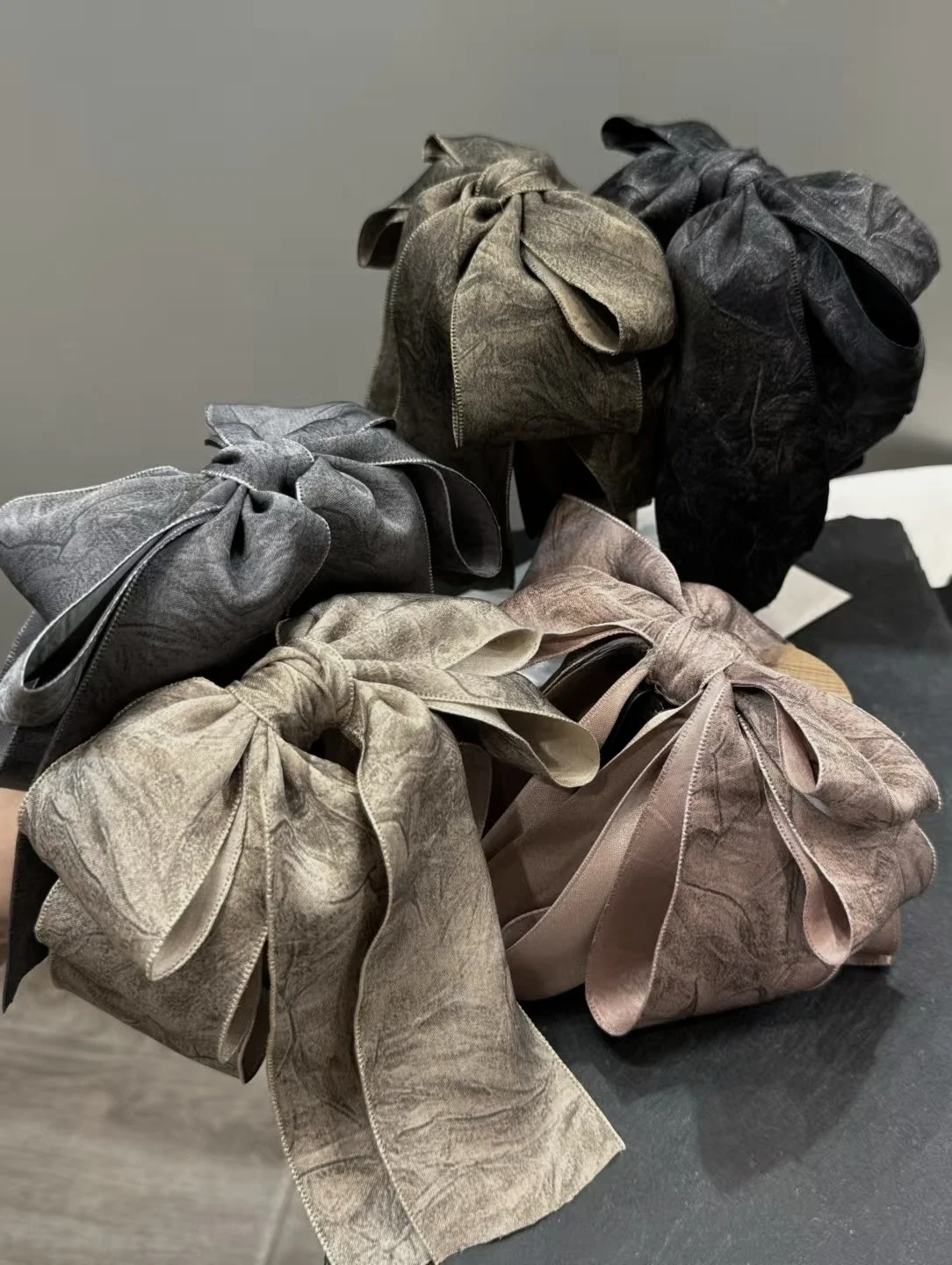 エレガントなバタフライノットバナナクリップ女性のハイポニーテール垂直クリップヘアアクセサリーボリュームアップヘアデコレーション帽子