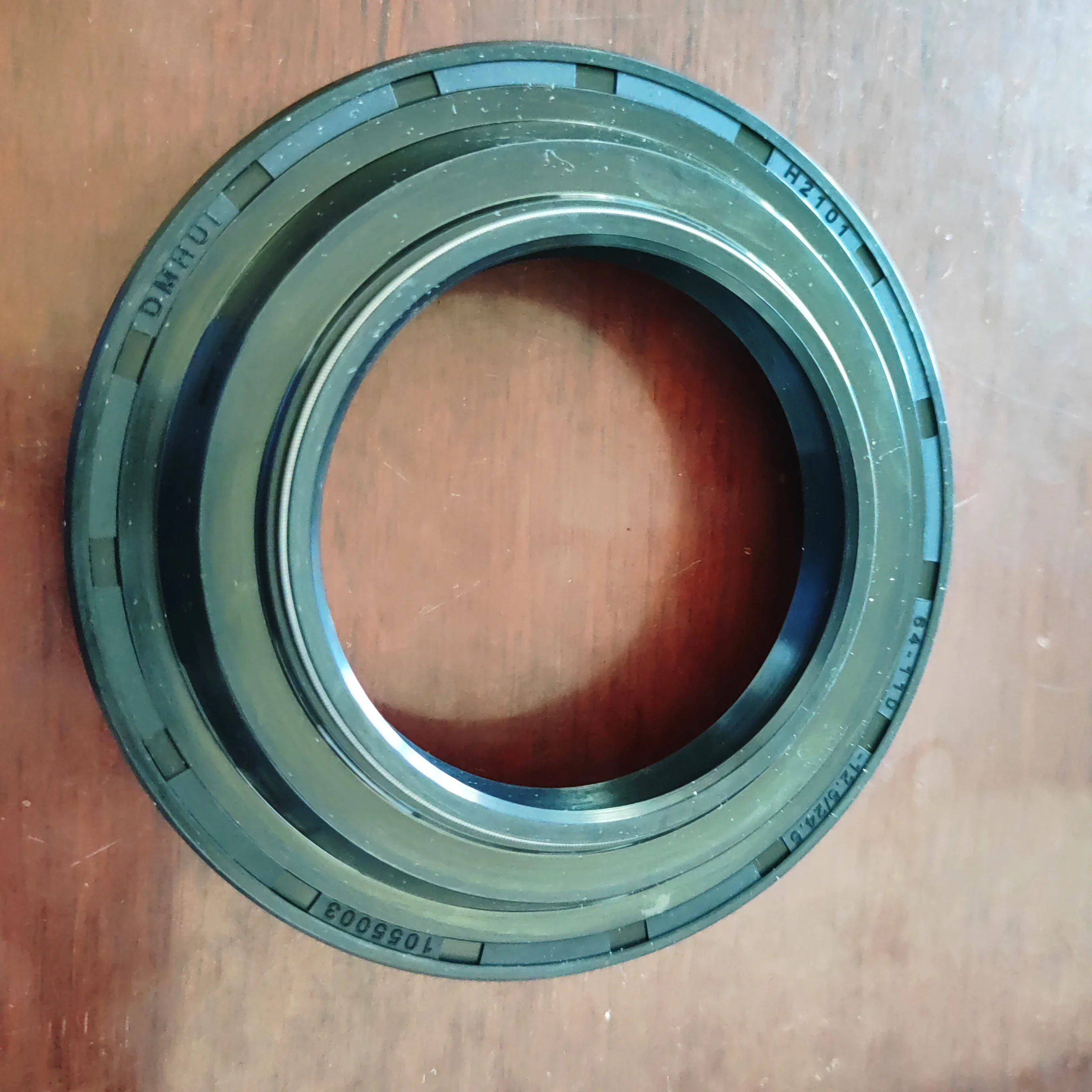 H2101 Oil Seal 64*110*12.5/24.5 Loader BOBCAT 450 Oil Seal 64X110X12.5/24.5 Material NBR Brand DMHUI