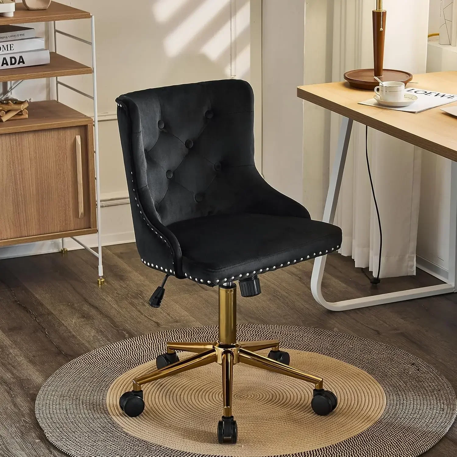 Chaise de bureau sans accoudoirs en velours noir avec base dorée et roues, petite chaise d'appoint de tâche roulante moderne pour chambre à coucher