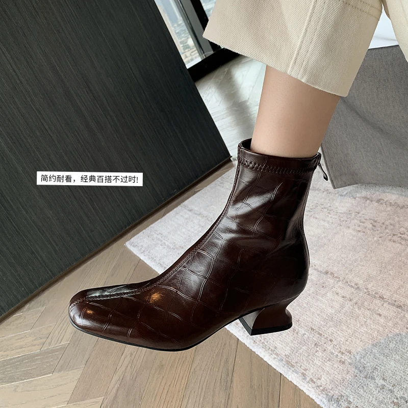 

2026новые осенне-зимние женские ботильоны высотой 22-24,5 см из эластичной микрофибры с каменным узором, современные ботинки на толстом каблуке, узкие ботинки с молнией сзади