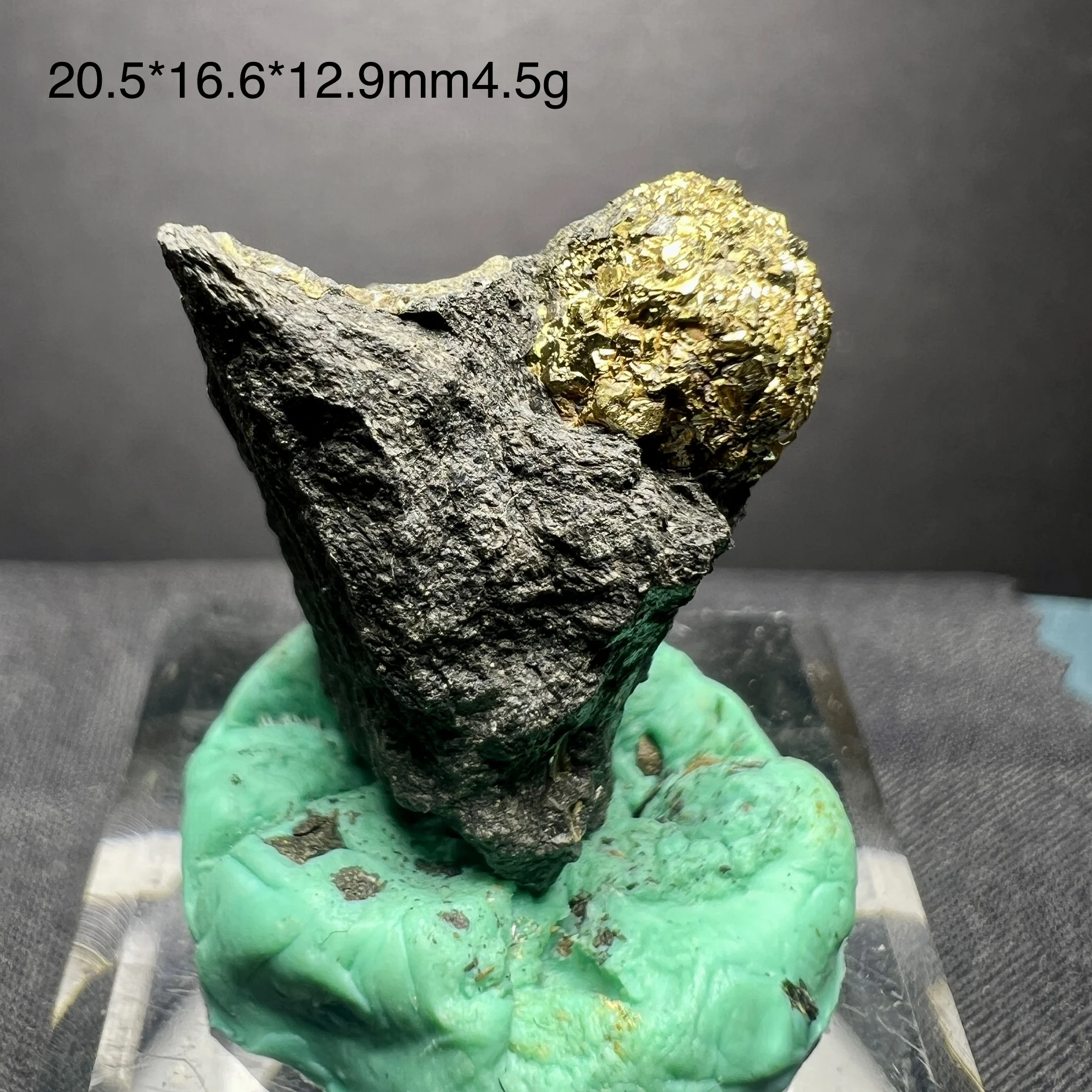 Espécimen de cristal de piedra cruda mineral rara con bola de pirita natural seleccionada para reconocimiento, colección, exhibición y ciencia