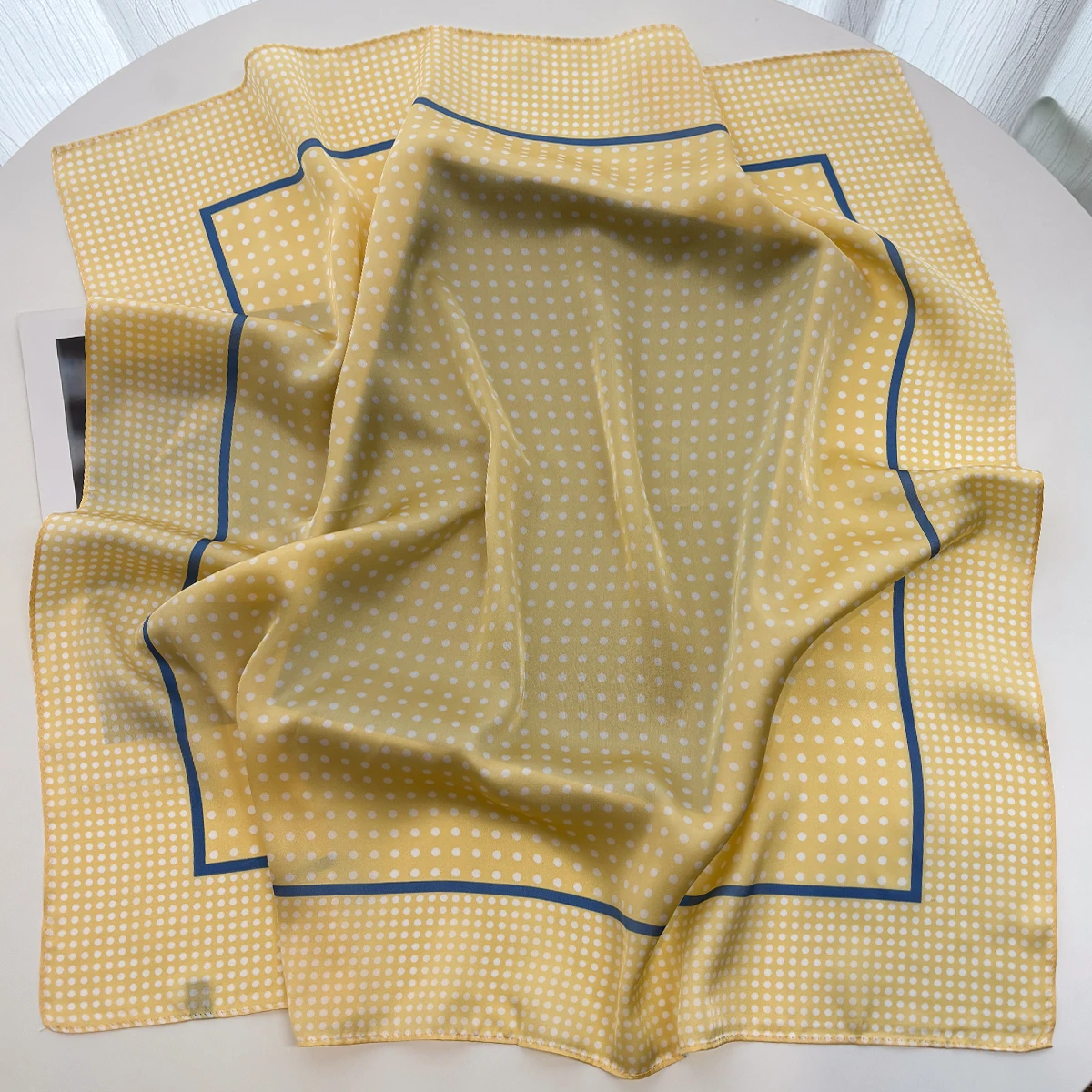 ドットプリント女性用スクエアスカーフシルク風ネッカチーフバンダナレディース春ショールスカーフラップヘッドスカーフヘアバンドタイ