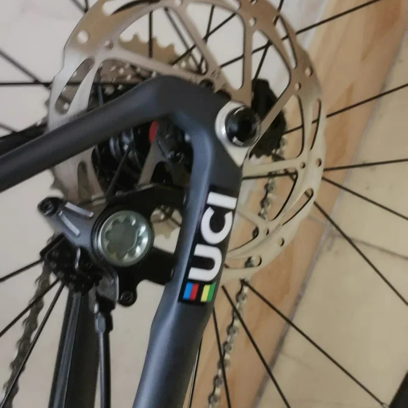 ملصق فني عصري "UCI Cycling Union"، مثالي لقفصان ركوب الدراجات وأغطية الكمبيوتر المحمول، يعرض ركوب الدراجات الاحترافي الرائع - مظهر تحت عنوان