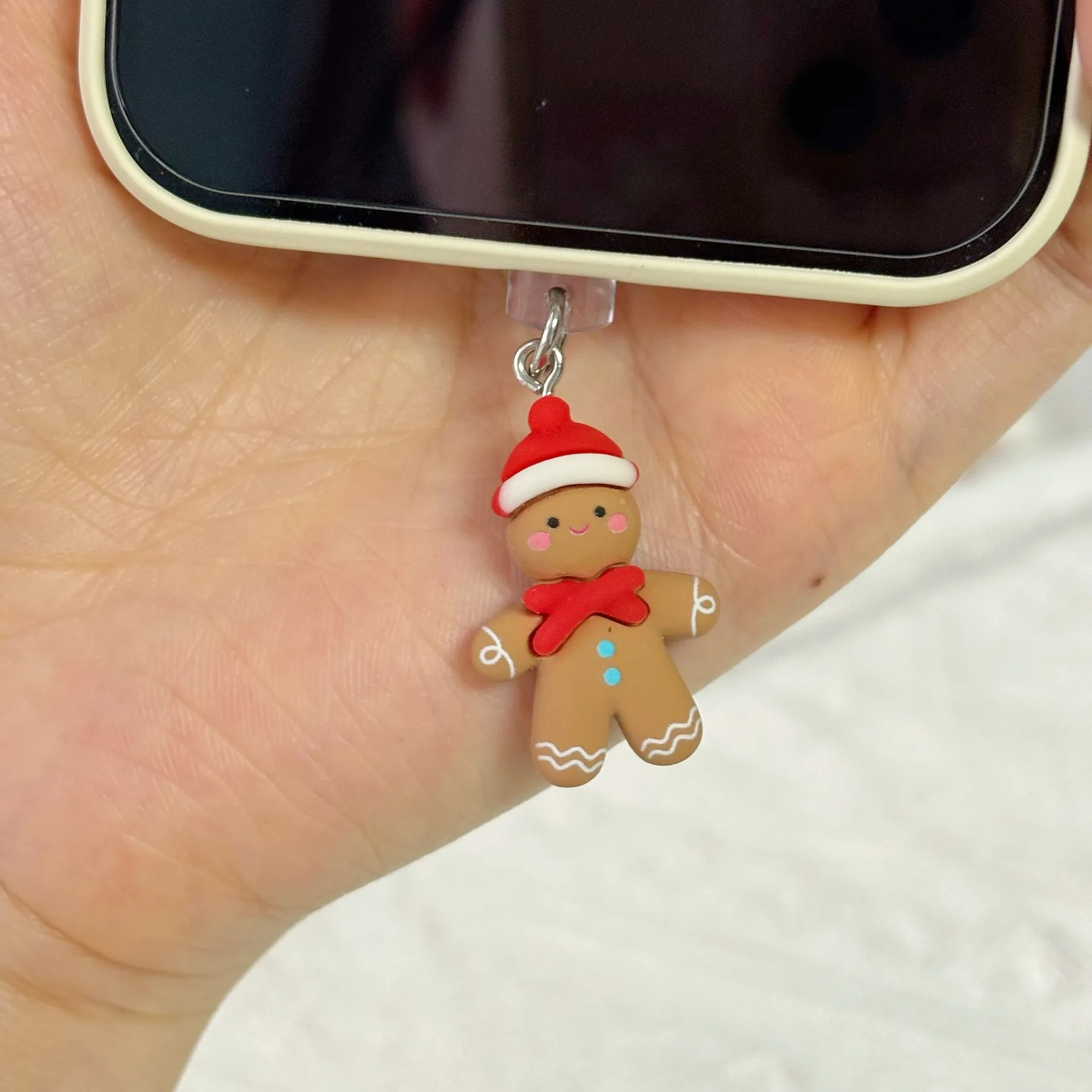1 Piece of Christmas Gingerbread Man Dust Plug Decoration, Suitable for iPhone and Type-C Ports, Cute Holiday Phone Accessories, Holiday Gifts, and Small Daily Care Accessories Such as Mobile Phones, Computers, Headphones, Etc