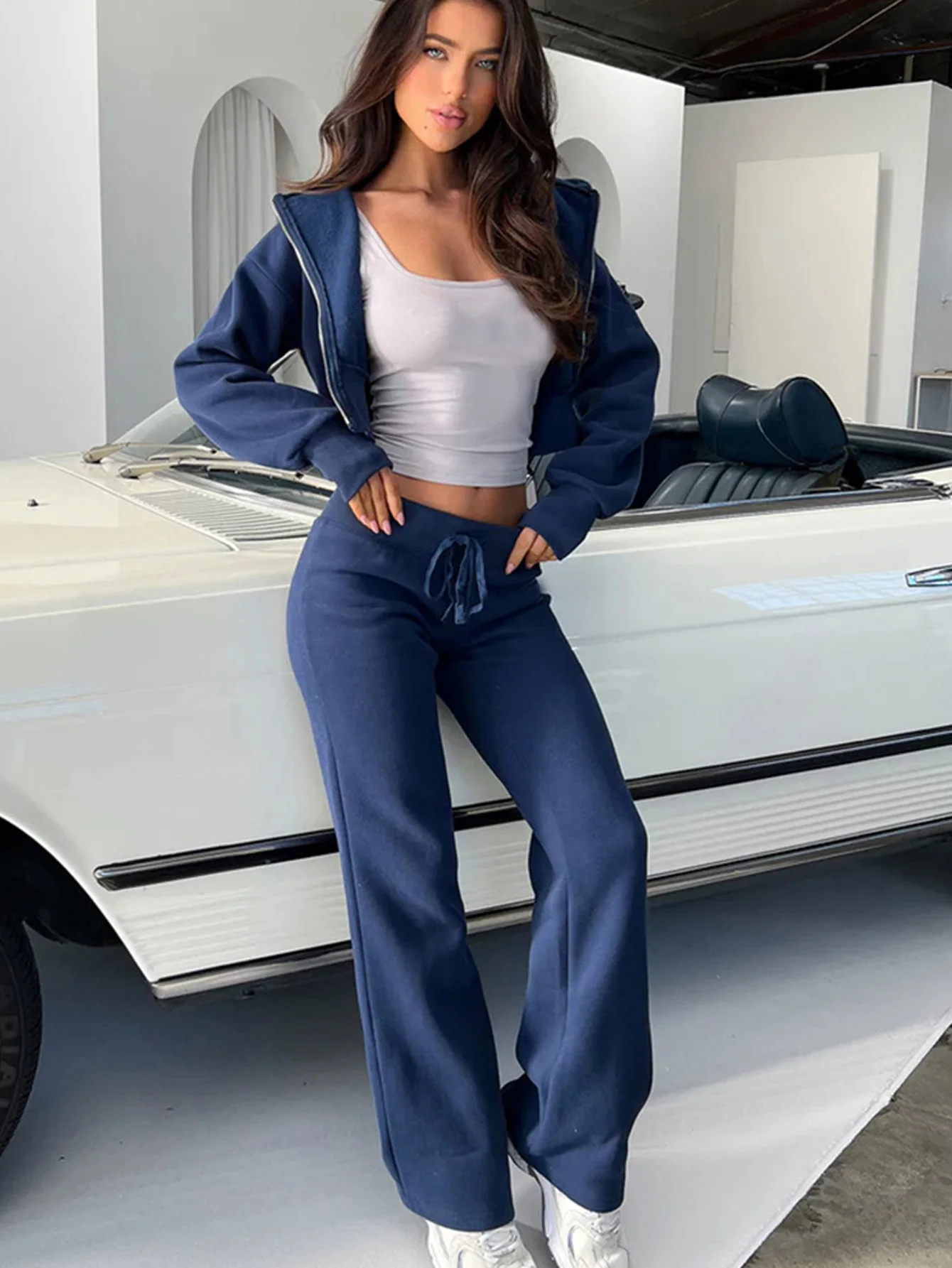 Einfarbiges, langärmliges, kurzes Damen-Sweatshirt und Jogginghose mit Kordelzug an der Taille, Damen-Hoodie-Set für die Winter-Damenbekleidung