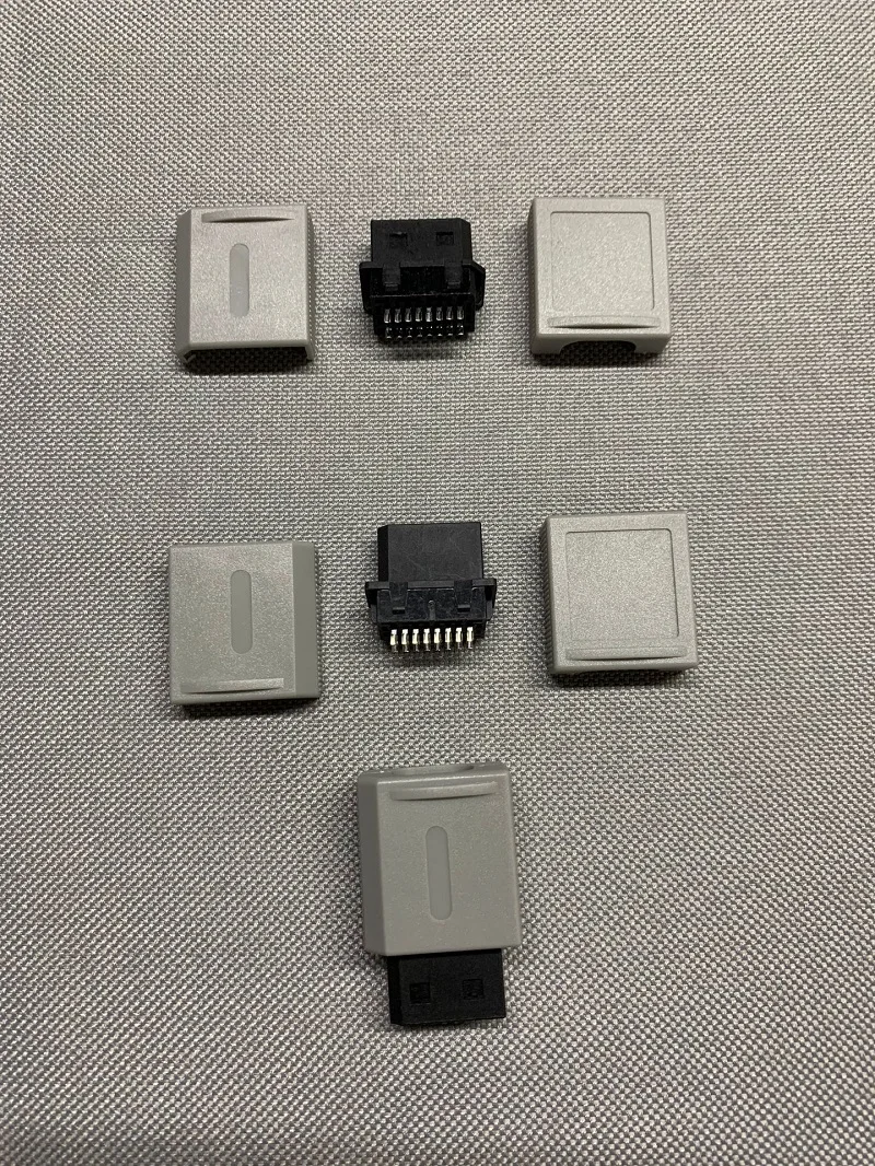 Collegare lo slot del connettore dell'interfaccia della presa della porta per la spina del cavo maschio wii 16P colore grigio nero