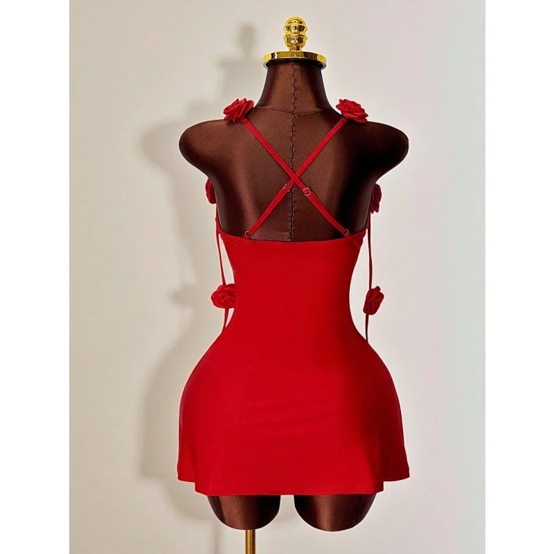 Damen 3D-Rosenblumen-Minikleid mit Spaghettiträgern, Wasserfallausschnitt, überkreuztem Rücken, ärmellos, eng anliegend, kurz, für Weihnachten und Neujahr. – Detail 4