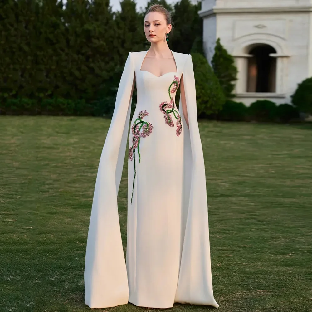 Suknia wieczorowa w kolorze kości słoniowej z Arabii Saudyjskiej, zdobiona koralikami i kamieniami, szyta na miarę, z dekoltem w kształcie serca, długimi rękawami, peleryną, prosta, formalna suknia balowa.