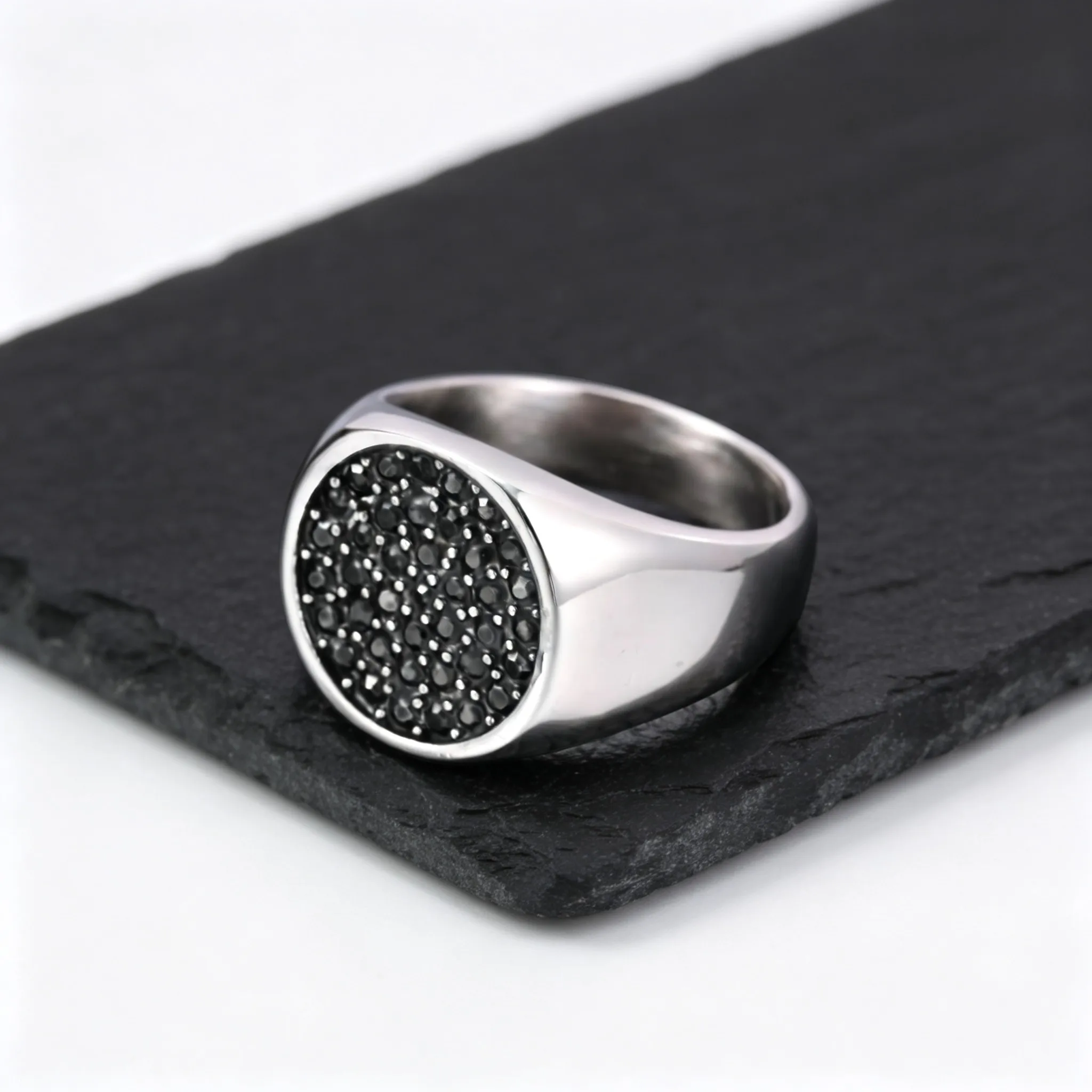Schwarzer Zirkon-Siegelring für Männer und Jungen, wasserdichter Statement-Ring aus Edelstahl, Punk-Hip-Hop-Schmuck, Geburtstagsgeschenk – Detail 3