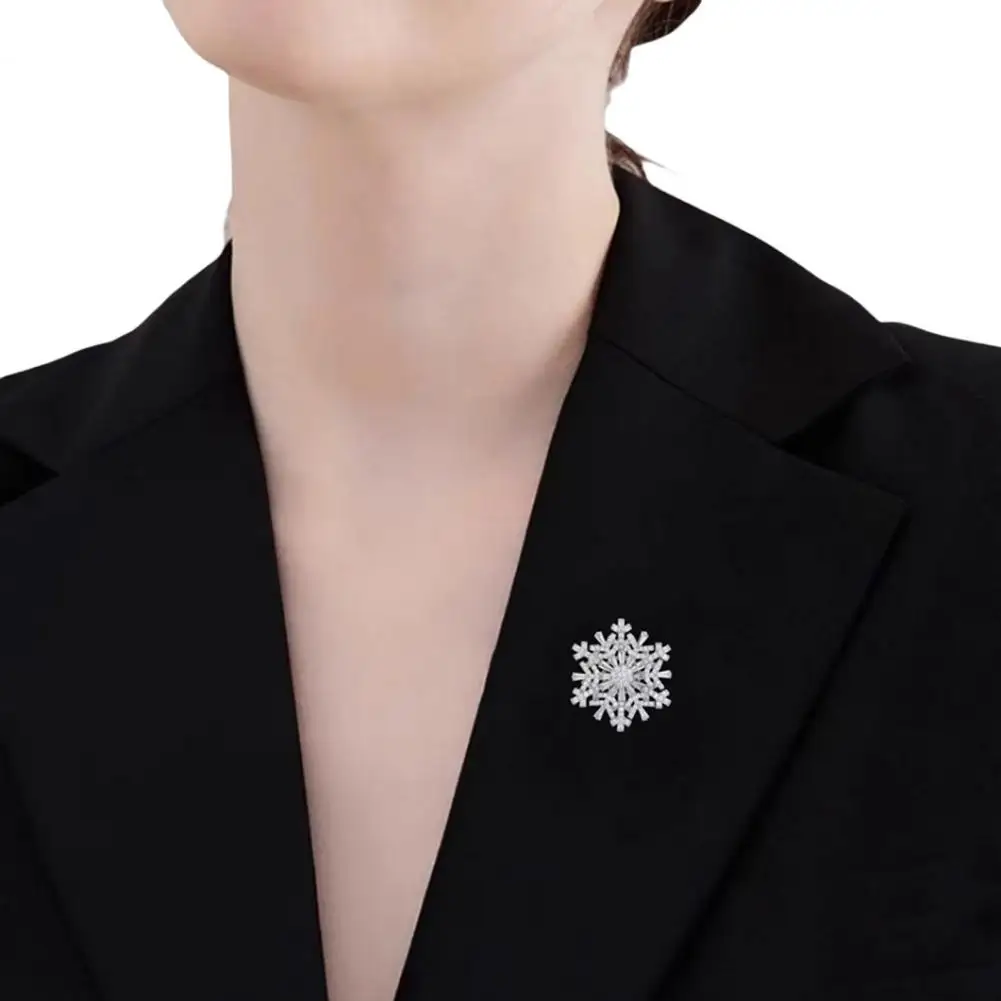 High-end Winter Brooch Snowflake Brooch Full Diamond Sparkling Lapel Pin Multifunctional Jewelry Accessory for Suits Coats Bags