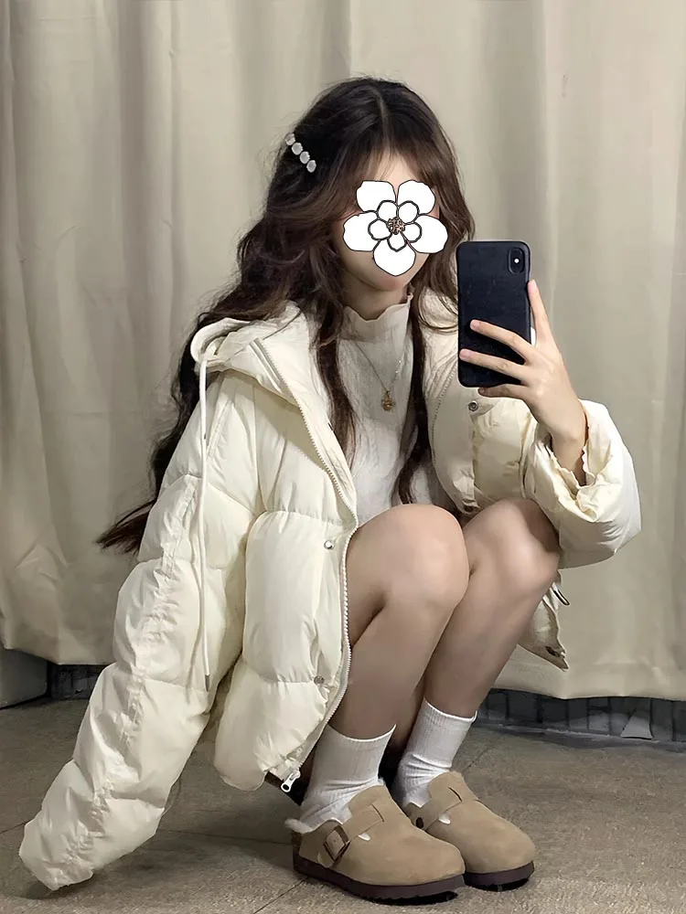 

Блестящие женские пуховики с аппликациями: декоративные элементы, украшения, улучшение стиля и эстетики