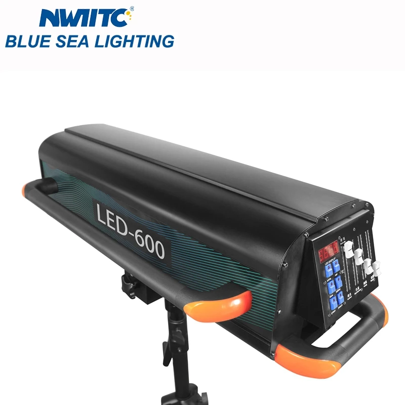 Outdoor Waterproof 600W LED Follow Spot Light DMX512 Control IP65 Rating with Stand and Flightcase