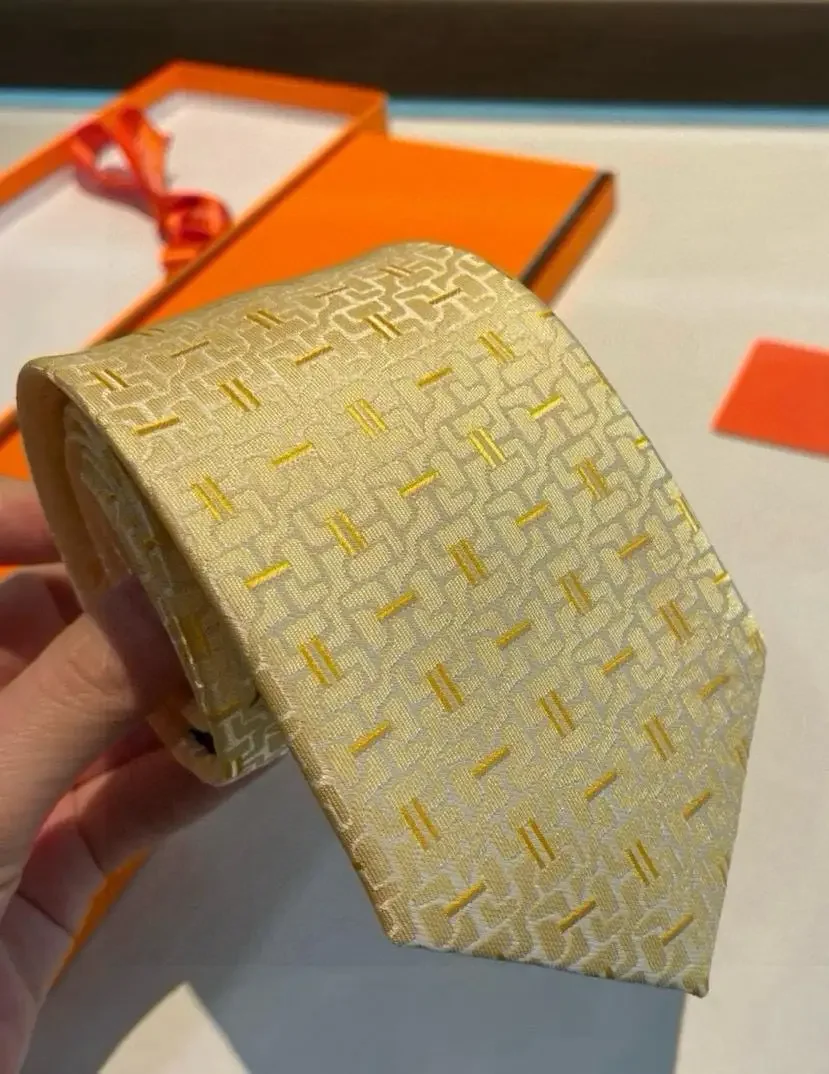 ربطة عنق رجالية فاخرة خفيفة ربطة عنق ملابس رسمية يجب أن تتطابق مع سلسلة H من الحرير التويل مصنوعة يدويًا هدية فاخرة مخصصة لصديقها