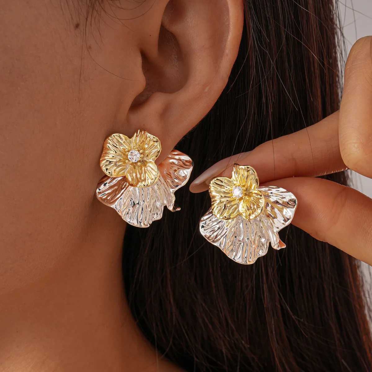 اللون كتلة مطوي المعادن قرط صغير زهري للنساء الأزهار مطعمة الزركون الأذن ترصيع بيان مجوهرات اكسسوارات الحفلات K1 #1