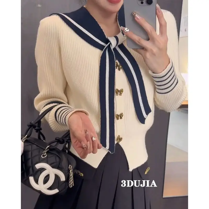 Suéter de malha xale com pescoço marinho coreano para mulheres outono e inverno exclusivo botão borboleta elegante e versátil corpo fino