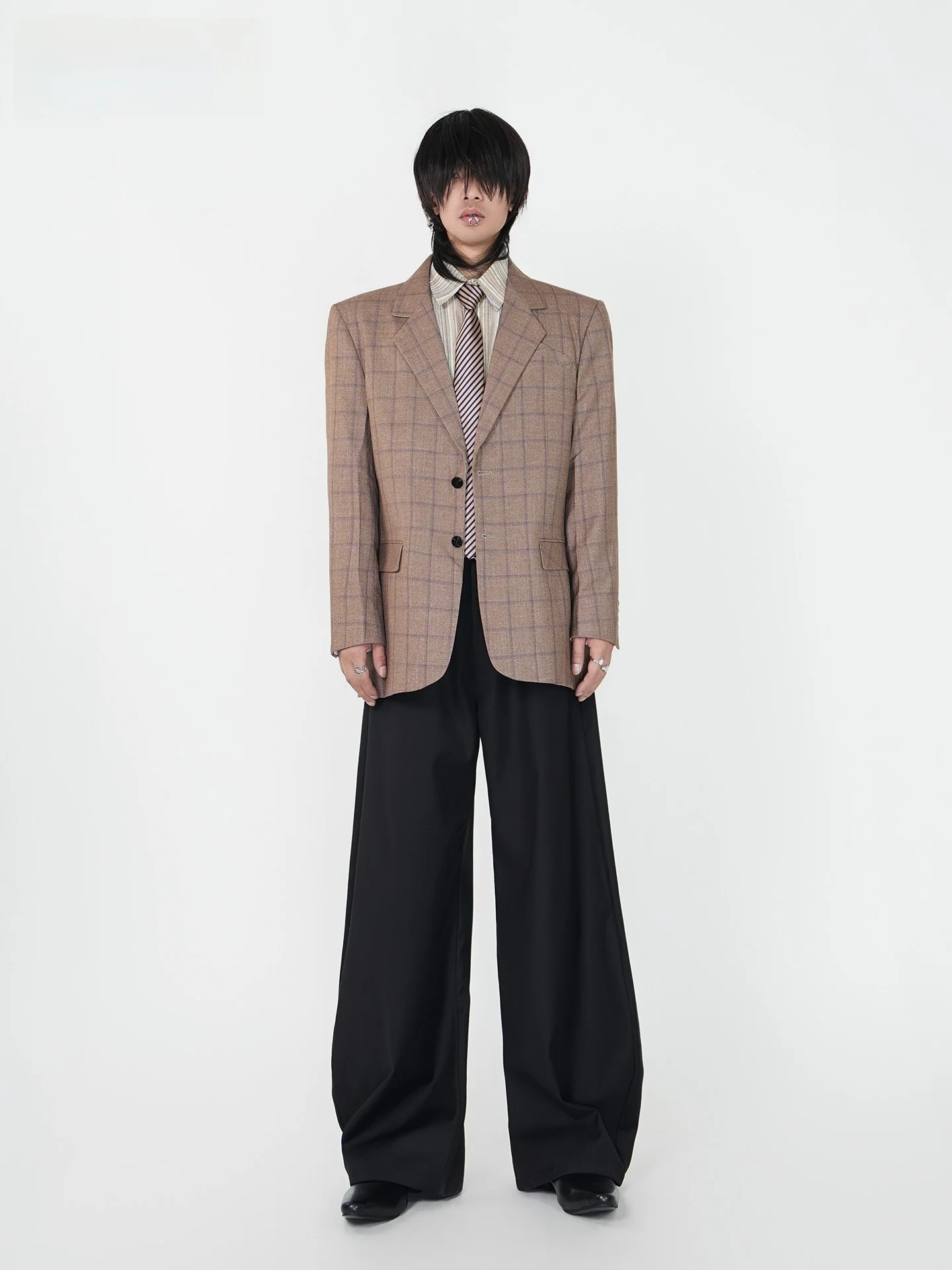 

VE2 Customized Retro Money Style Loose Men's Suit Jacket Fashion Urban Casual Cotton Blend Polyester Fabric Shoulder Pad Design