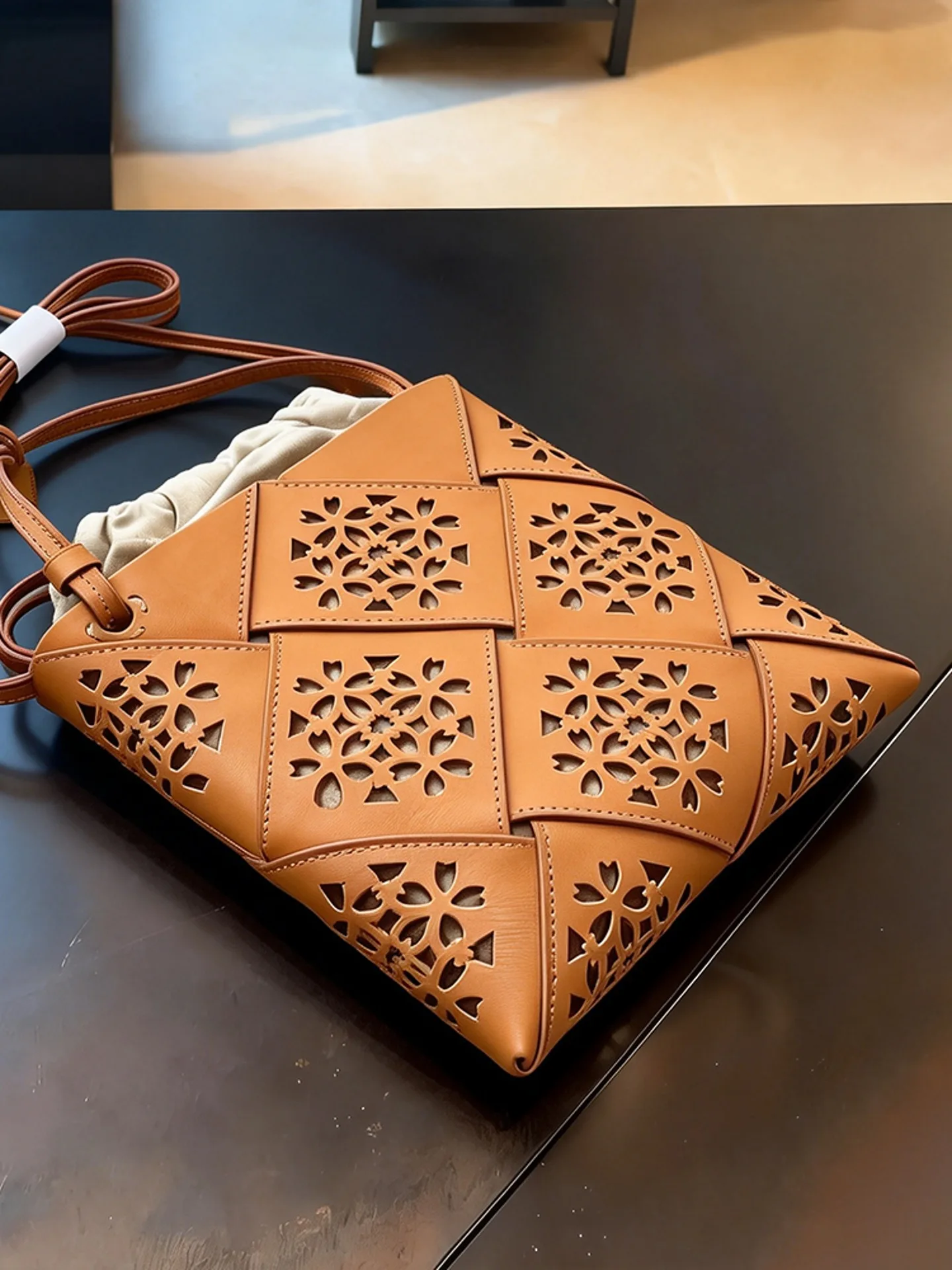 borsa-a-tracolla-da-donna-marrone-con-finestra-intagliata-per-cellulare-stile-2026-nuova-borsa-intrecciata-di-alta-gamma-tendenza-moda-estiva