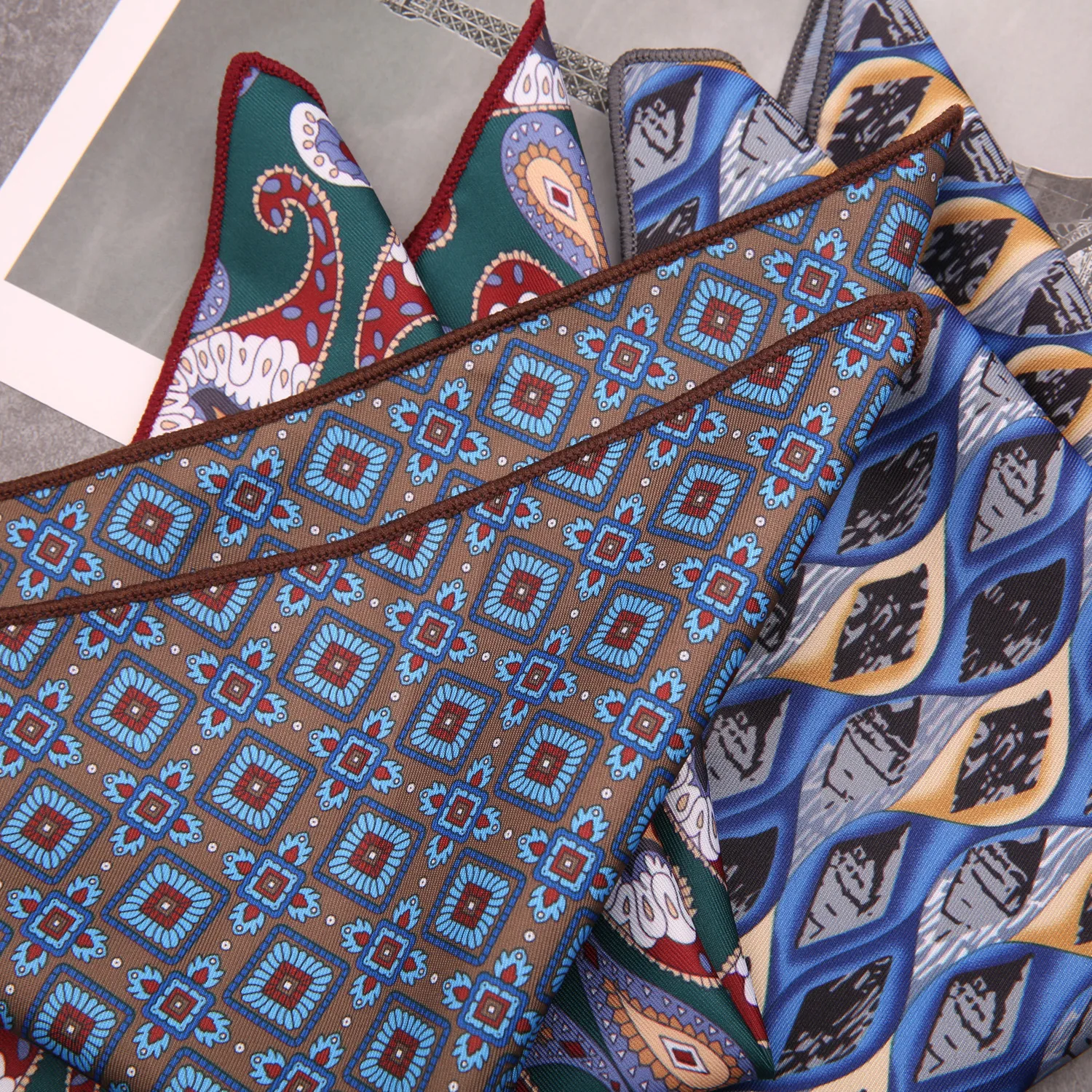 ผู้ชายชุดพ็อกเก็ตสแควร์ Hongkang Street สไตล์ลําลองผ้าเช็ดตัวสีน้ําตาลพิมพ์ผ้าเช็ดหน้าอย่างเป็นทางการชุดสูทธุรกิจอุปกรณ์เสริม