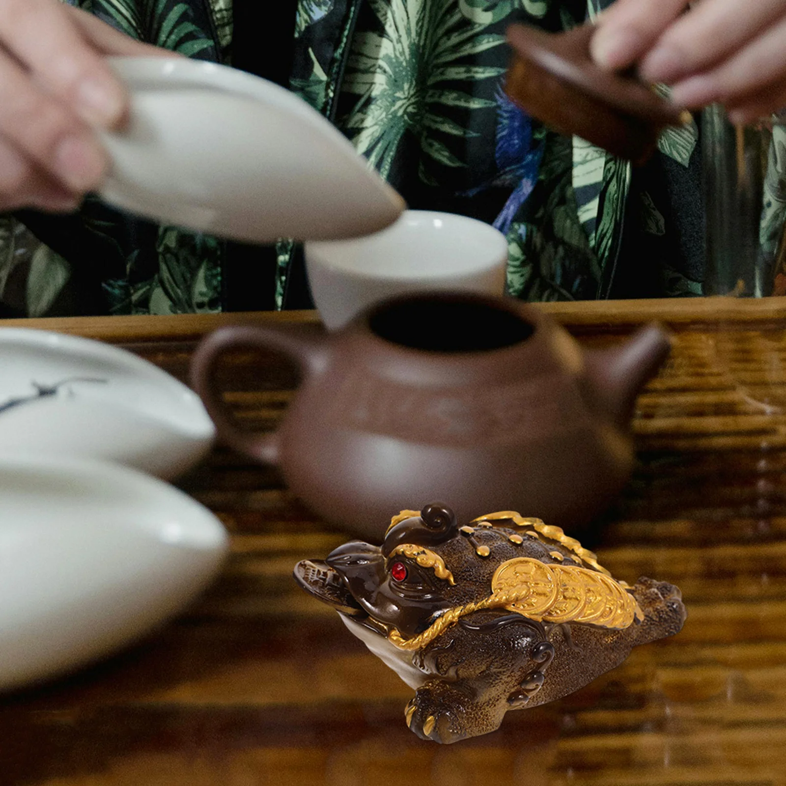 

Color Changing Golden Resin Toad Tea Pet Feng Shui Money Frog Lucky Ornament Table Tray Tea Accessory Decor