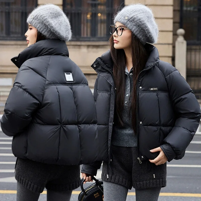 2026 سترات الشتاء النسائية الكورية سميكة صغيرة الوقوف طوق موضة قصيرة الخبز القطن وسادة مبطنة ملابس خارجية الإناث