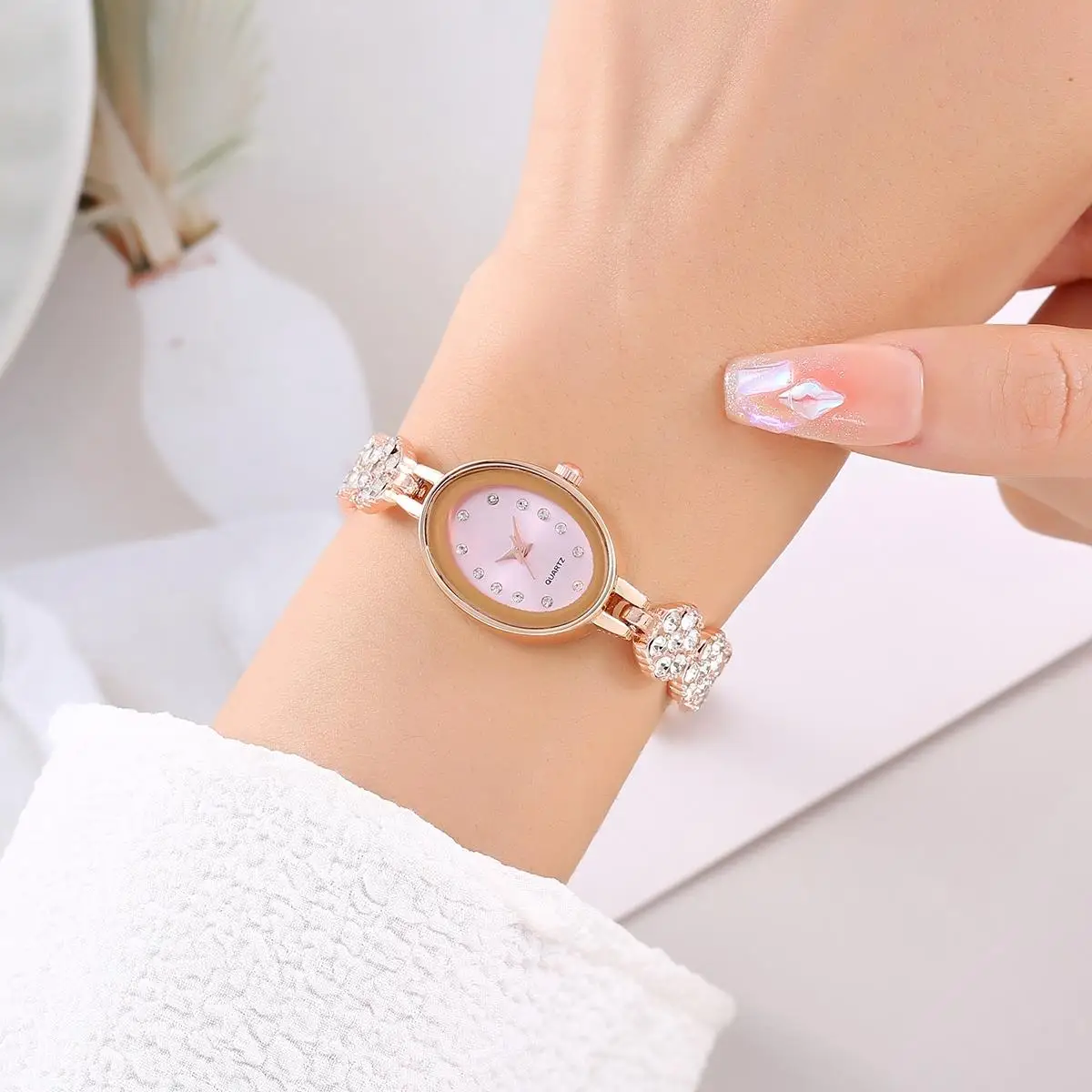 New manufacturer issues cross-border hot selling diamond oval new bracelet watches for women\'s fashion watches