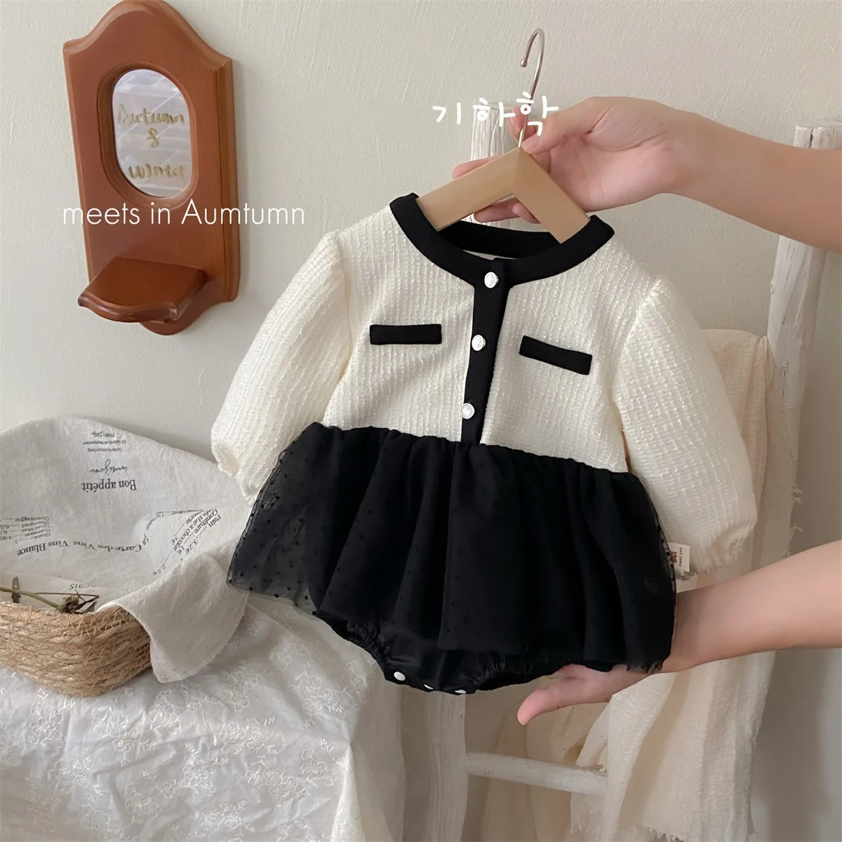 

2025 Autumn Infant Baby Girls Rompers Black And White Pattern Newborn Girls Jumpsuit Long Sleeve Round Neck Lace Kid Girl Onesie