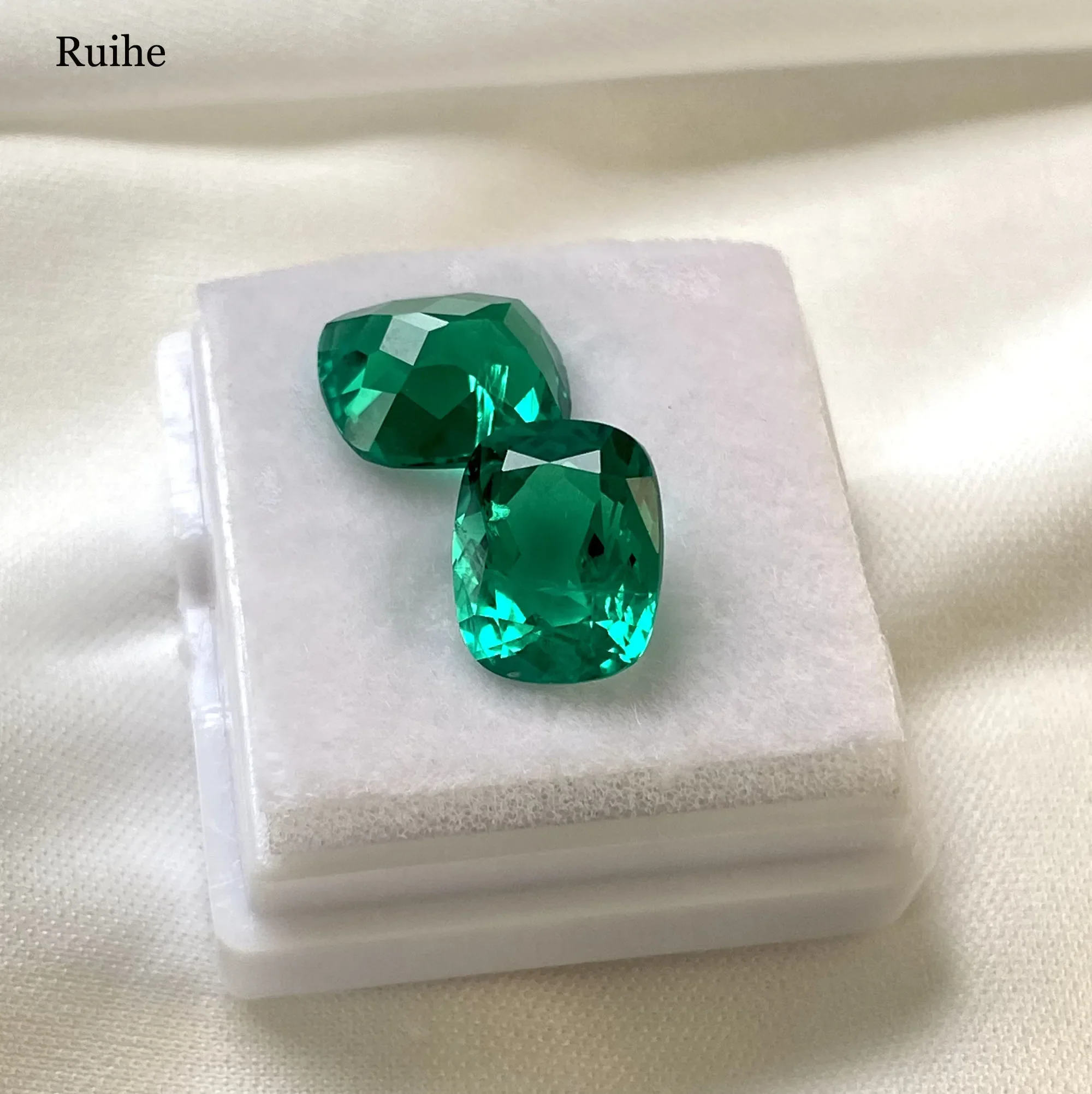 

Ruihe Cushion Shape 8x7mm 2pcs/5.78 Ct Hydrothermal Columbian Green Lab Grown Emerald Stone