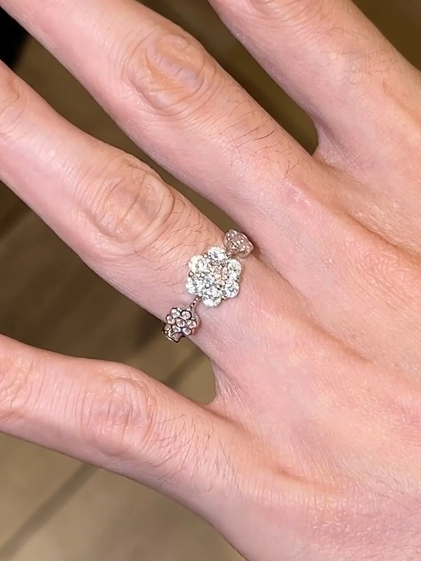 

Ele Four Le Clover Ring for Women Sparkling Diamond Staing Ring Retro Court Sle Faion Jewelry Accory