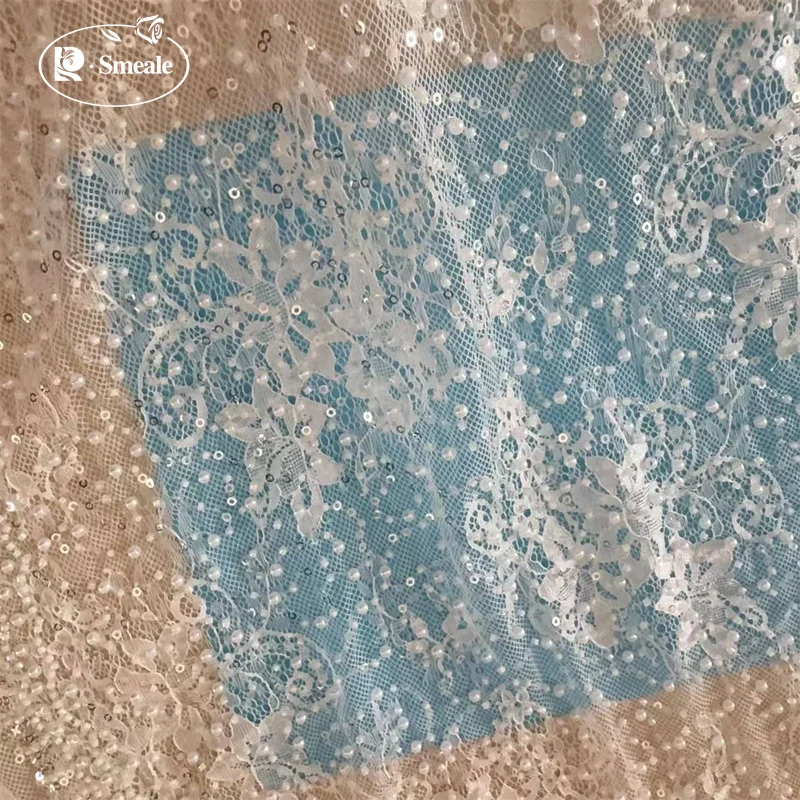 Perlenbesetzter Pailletten-Spitzenstoff, Kleine Blumenapplikation, Hochwertiger Glänzender Brautkleidstoff – Detail 3