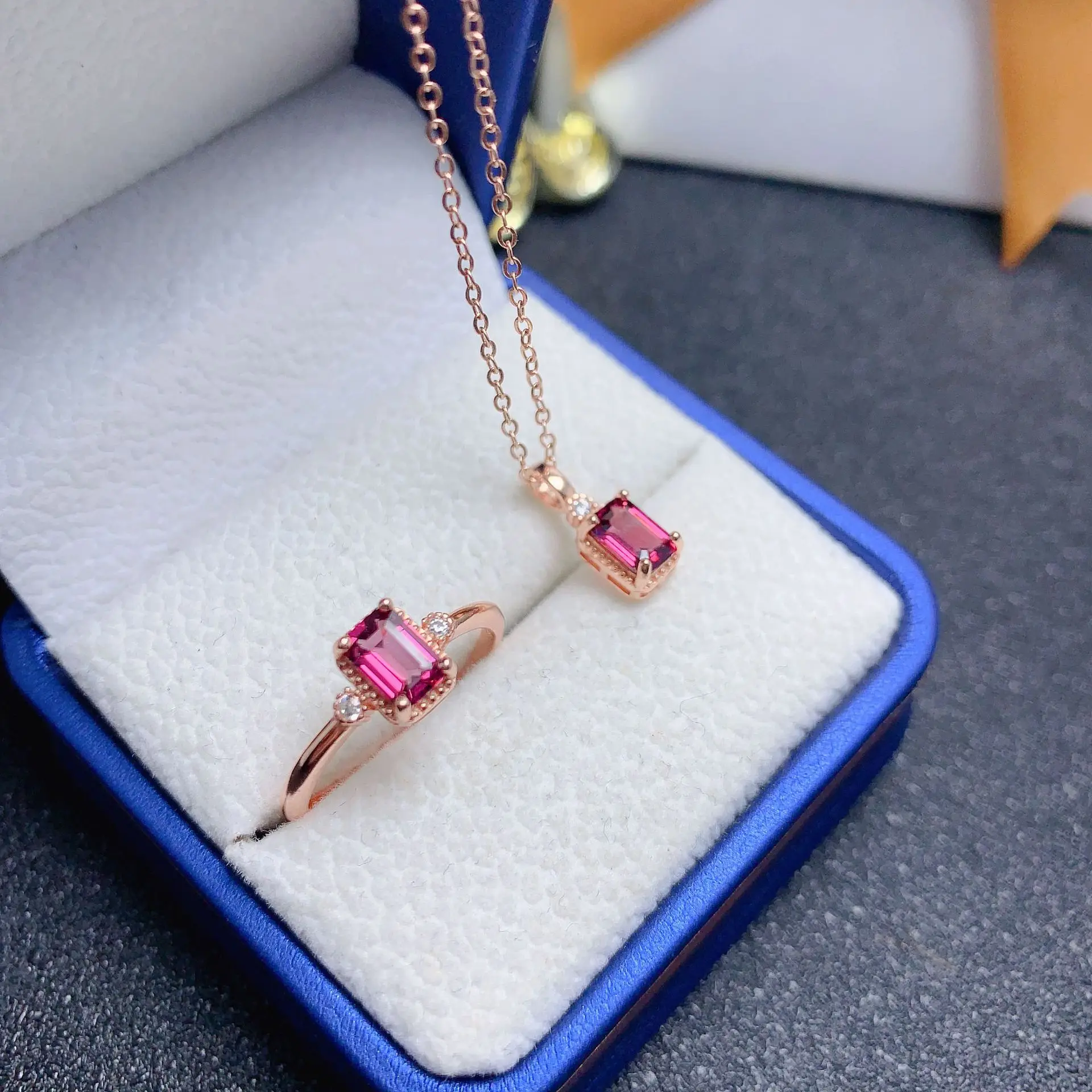 

Natural Pyrope Garnet Jewelry Emerald Cut Set for Girl 4mm*6mm VVS Grade Garnet Ring and Necklace Pendant Plating with Rose Gold