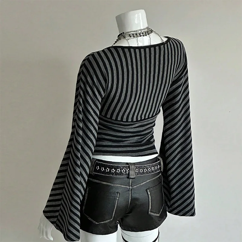 Sommer Damen Y2K Gothic Grunge Streetwear Schwarz-Grau Gestreiftes T-Shirt mit Tiefem V-Ausschnitt, Ausgestellten Langen Ärmeln, Geraffter Taille und Schlanker Passform – Detail 6
