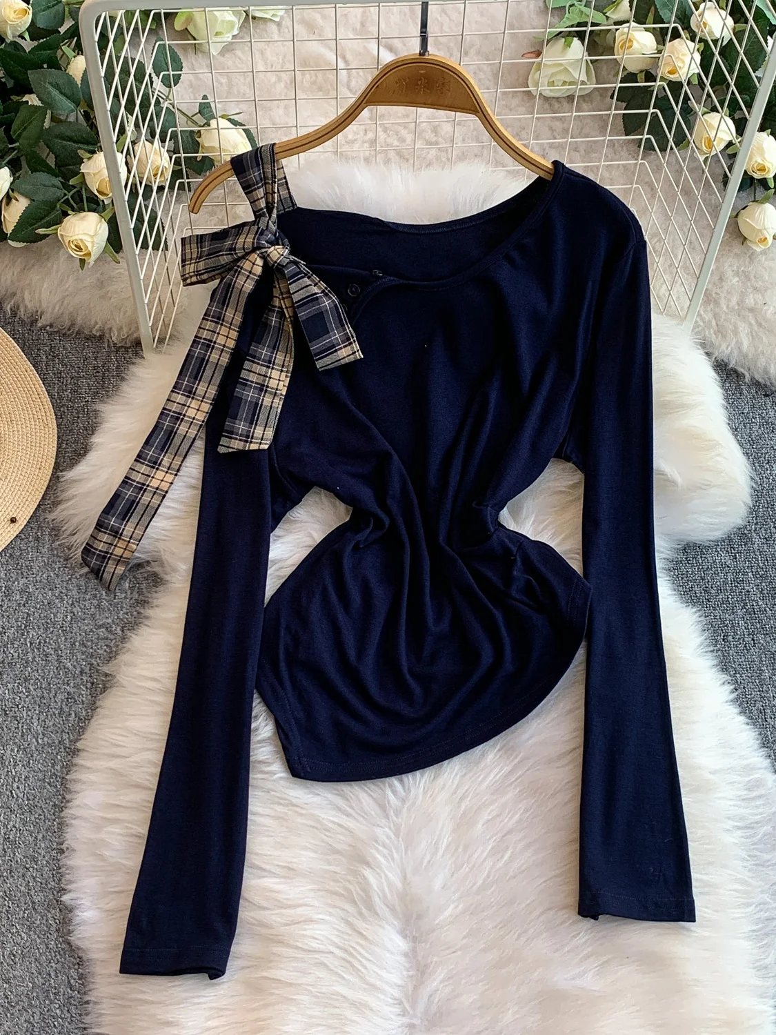 Conjunto de duas peças: Blusa e estilo irmã com babados e alça assimétrica e saia longa com estampa xadrez.