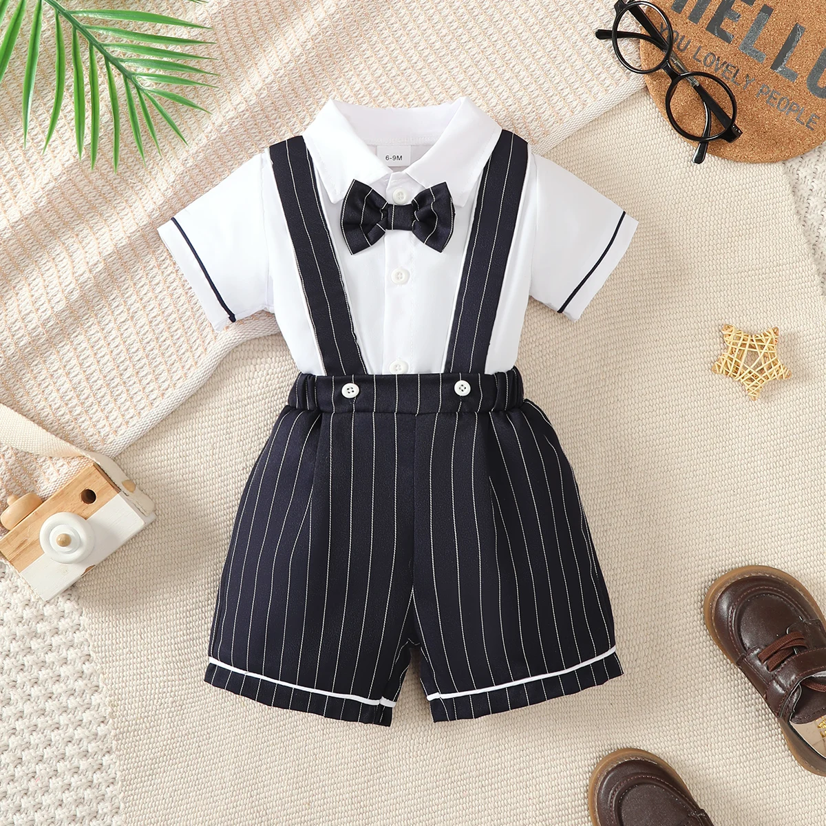 

Комплект для маленьких джентльменов: рубашка с отложным воротником и полосатые брюки на подтяжках, 2 предмета в комплекте, для мальчиков 0-3 лет, праздничная одежда