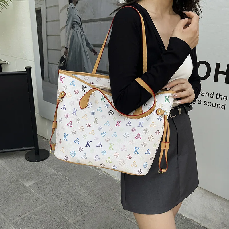 ​ ​ 2025 حقيبة يد نسائية جديدة خمر حرف واحد فقط طباعة سعة كبيرة حقيبة كتف خفيفة الوزن متعددة جيب عادية شيك Crossbody ​