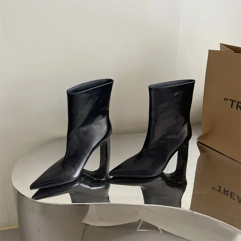 2025 حار بيع خمر براون النساء حذاء من الجلد موضة أنيقة ساحة تو أحذية الخريف الشتاء كعب سميك المرأة الجوارب القصيرة