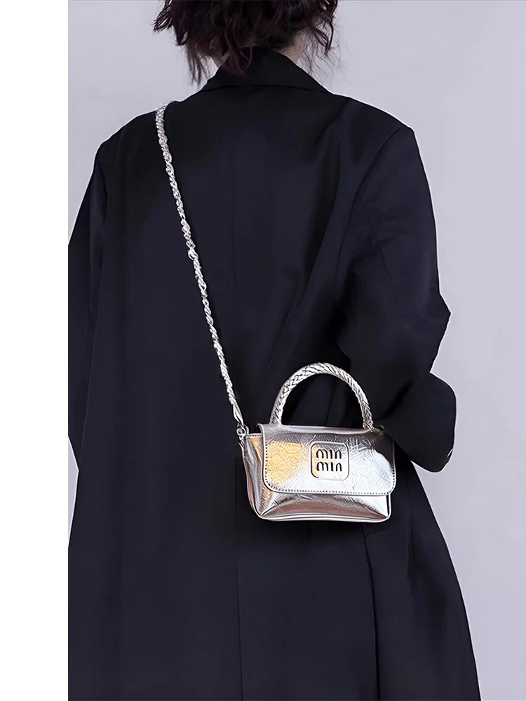 

Знаменитая новая универсальная дизайнерская портативная маленькая сумка с серебряной цепочкой, женская сумка-ведро, легкая роскошная нишевая сумка-мессенджер