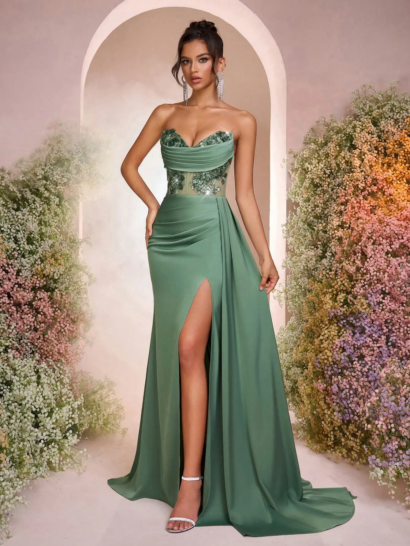 Groene satijnen strapless zeemeerminjurk met 3D bloemenapplicatie en hoge zijsplit voor formele gelegenheden