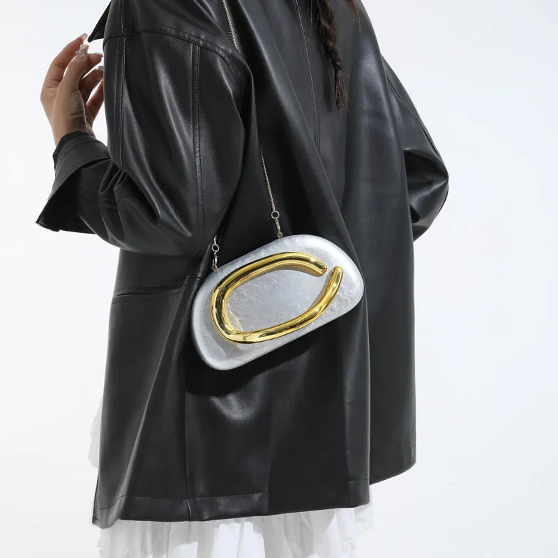 チェーンクロスボディバッグ 2025年新作 レディース 高級ソフトレザー クラッチバッグ おしゃれなホットガールスタイルバッグ どんなシーンにも