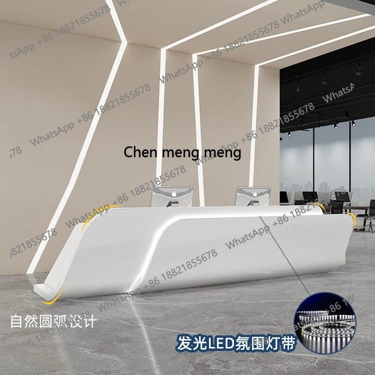 Meja kasir salon kecantikan dari stainless steel, profil hotel, meja resepsionis sederhana, berwarna cat.