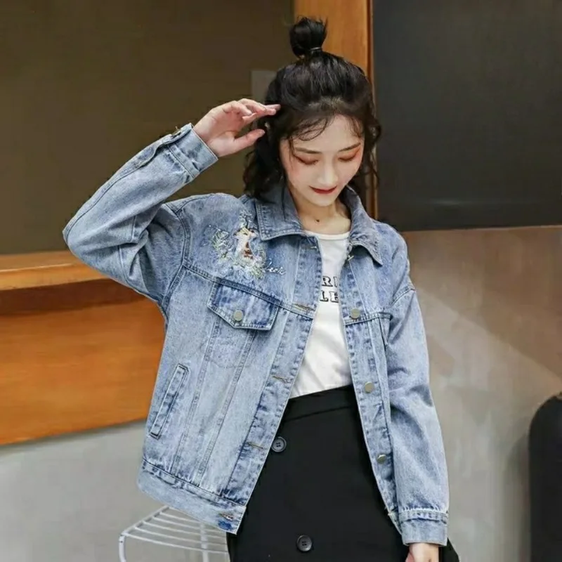 

​ Новое поступление 2025, женская короткая синяя джинсовая куртка, свободная посадка с длинными рукавами и вышивкой, стройная элегантная повседневная студенческая куртка ​