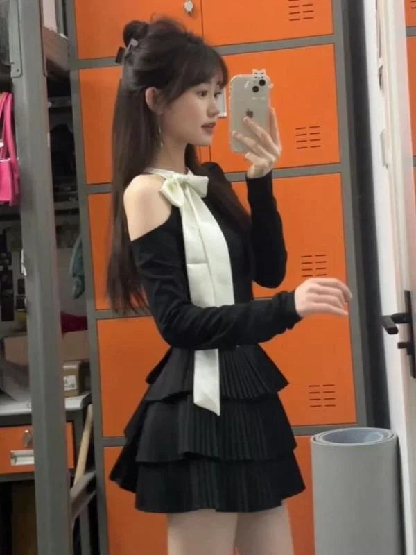 

Весенний модный комплект: вязаный топ с открытыми плечами и узлом, короткая юбка-кейк с высокой талией, удобный комплект из двух предметов.