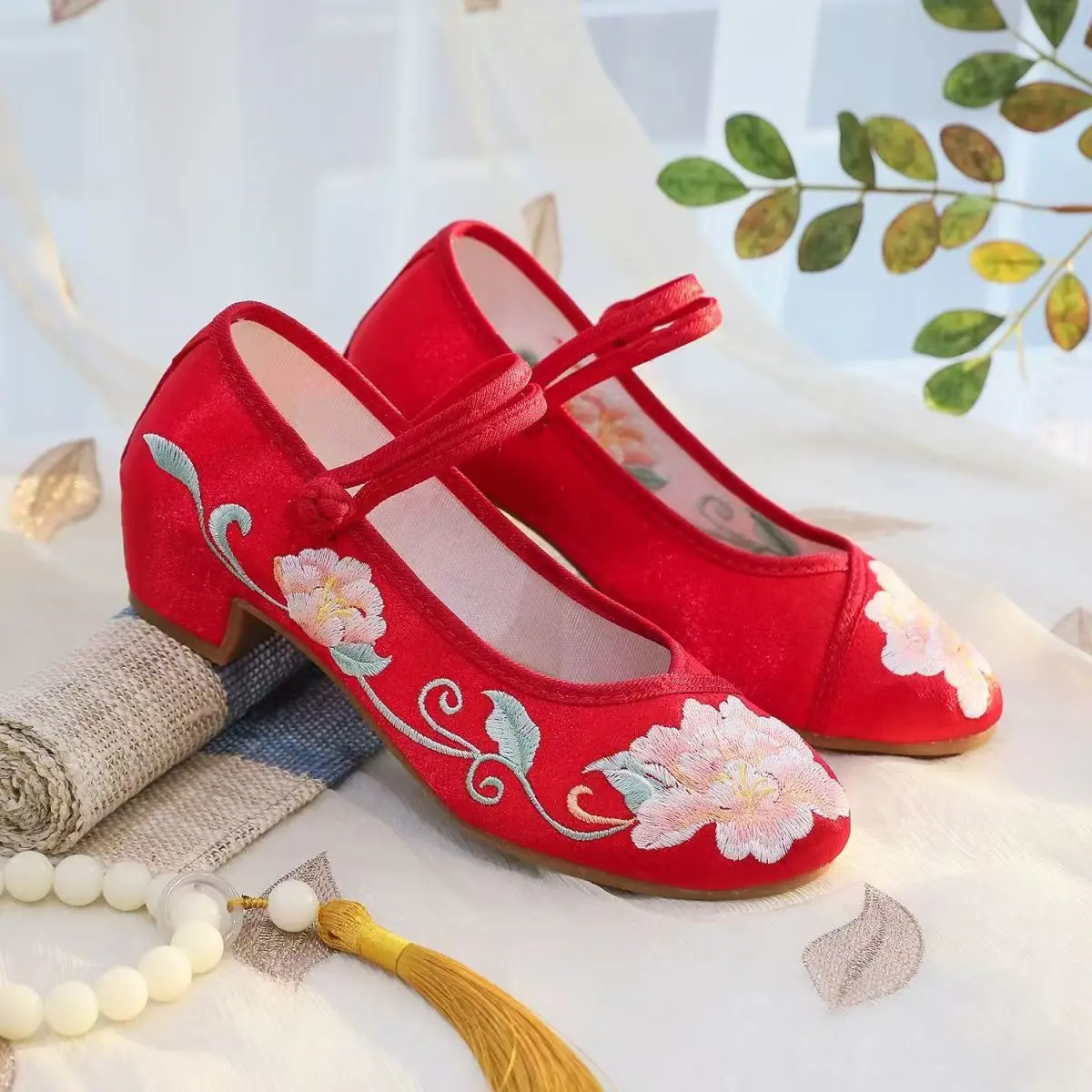 

Women's New Ethnic Style Block Heel Embroidered Shoes Soft Sole Non Slip Round Toe Light Buckle Strap Cheongsam Shoes Hanfu Shoe