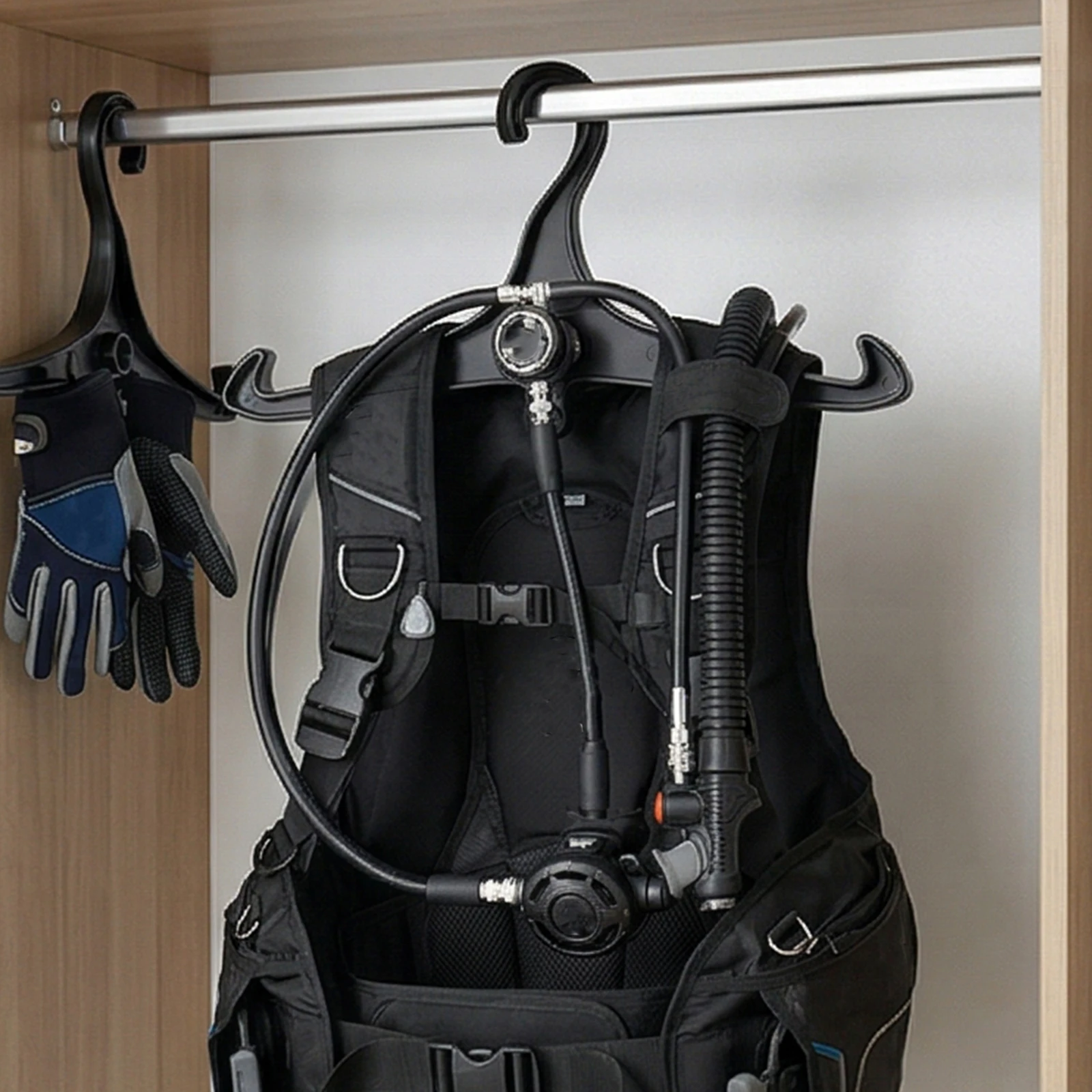 Scuba Diving BCD Hanger with DIN Thread Dive Equipment Storage Drain Holder Anti Slip for Snorkeling And Wetsuit Equipment